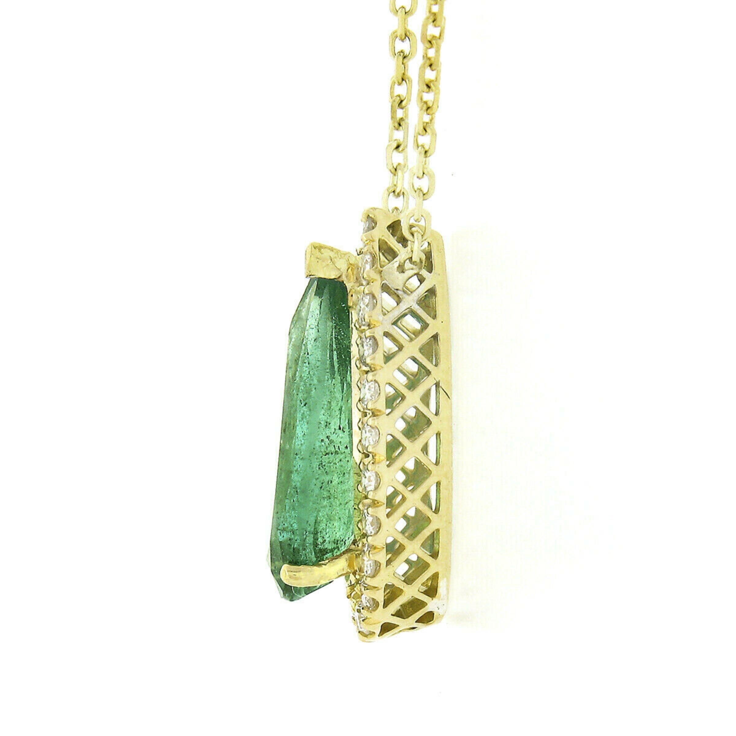 18K Gold 2,15ct länglicher birnenförmiger Smaragd mit Diamant Halo Tropfen-Anhänger Halskette im Zustand „Hervorragend“ im Angebot in Montclair, NJ