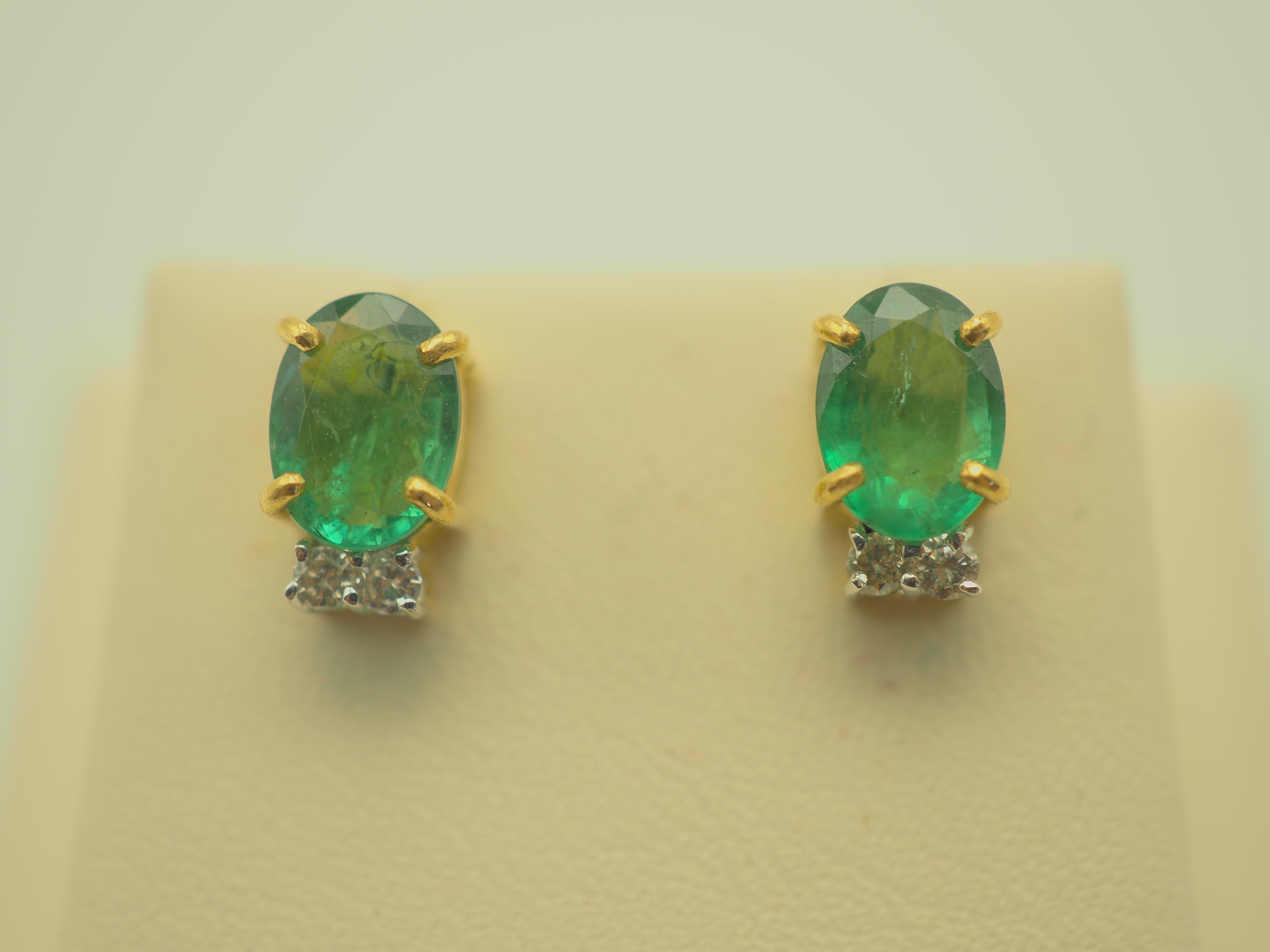Schöne Smaragd- und Diamant-Ohrstecker für besondere Anlässe. Die ovalen Smaragde sind von heller, grasgrüner Farbe mit natürlichen Einschlüssen. Die vier Diamanten sind lebendig mit weißer Farbe und Auge sauber, die auf die Schönheit des Stückes