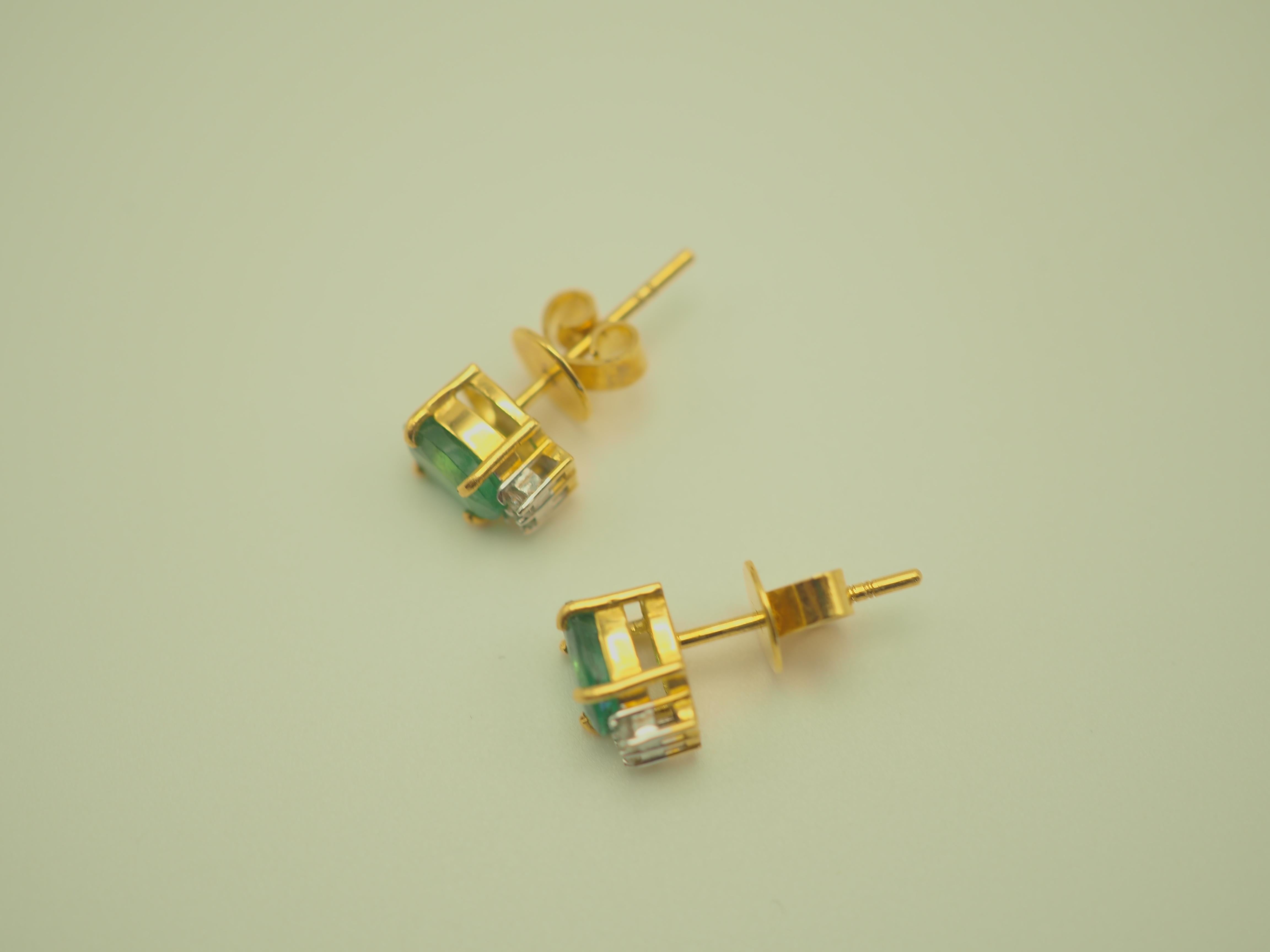 18K Gold 2.15ct Oval Emerald & 0.10ct Diamond Fine Stud Earrings In New Condition For Sale In เกาะสมุย, TH