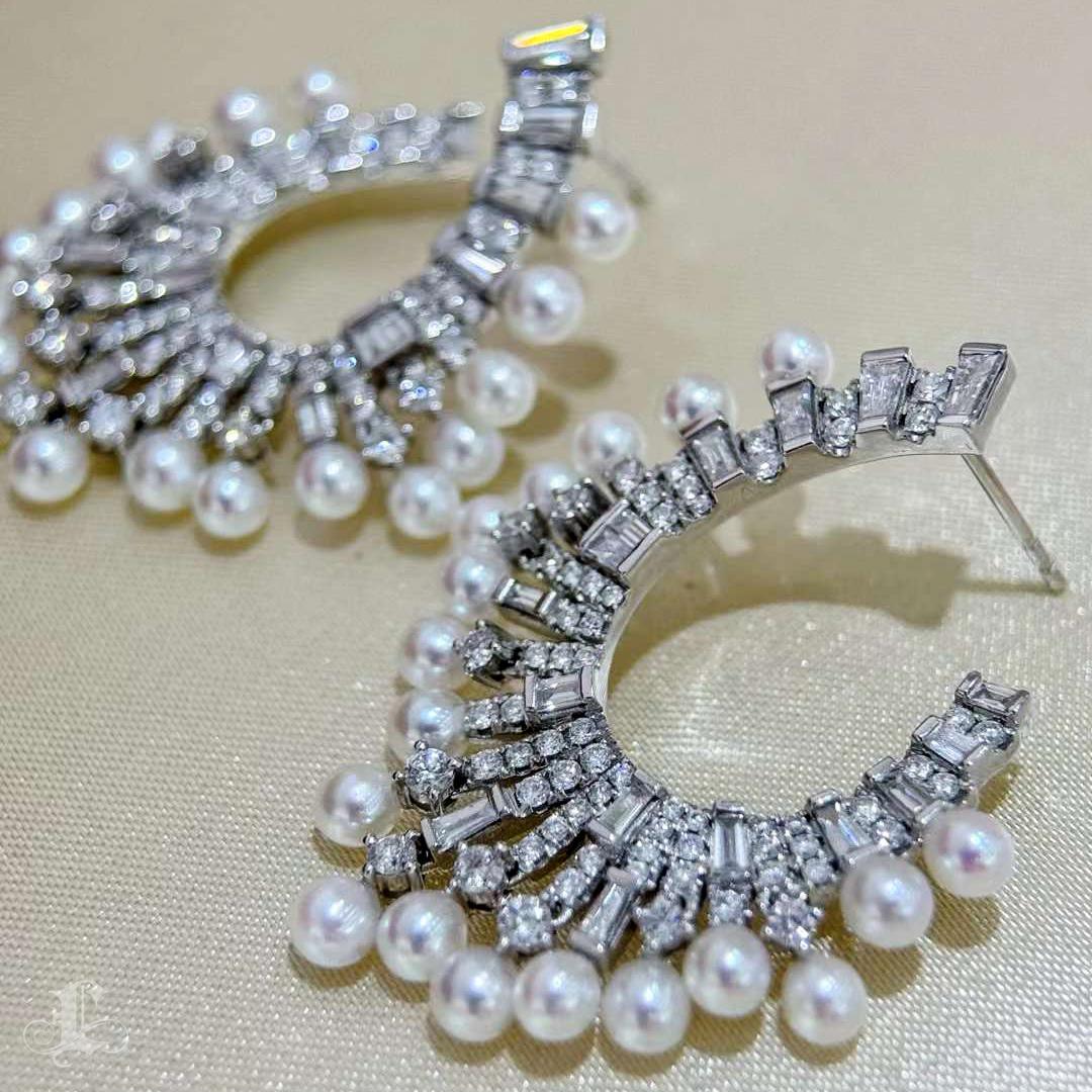 Donna Orecchini di perle Akoya e diamanti a forma di arco radiante in vendita