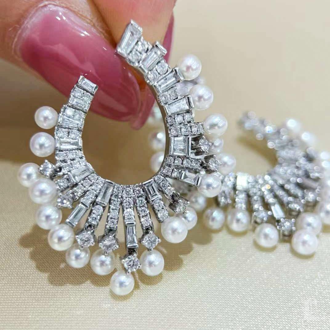 Orecchini di perle Akoya e diamanti a forma di arco radiante in vendita 1