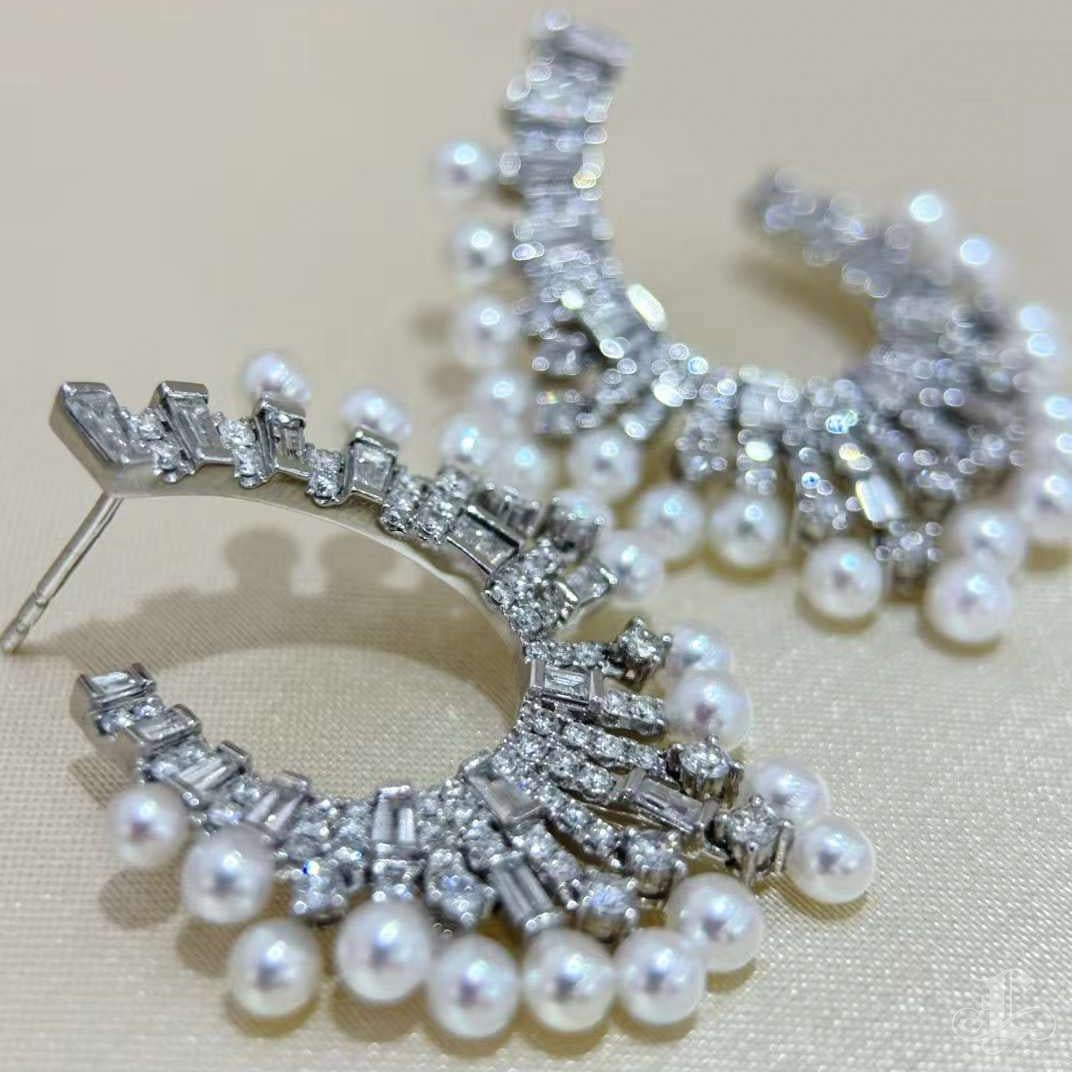 Orecchini di perle Akoya e diamanti a forma di arco radiante in vendita 2
