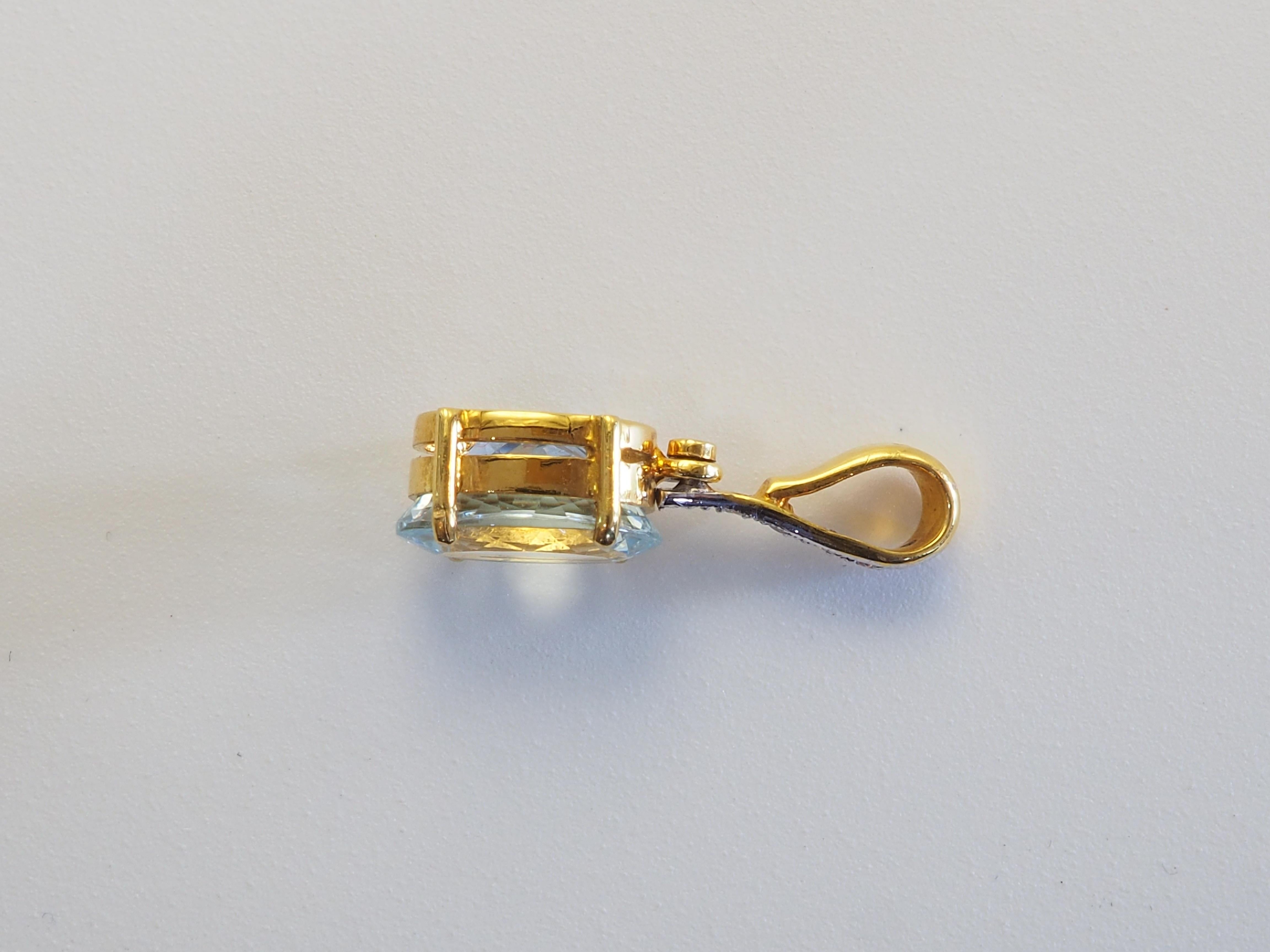18K Gold 2,22ct Oval Aquamarin & 0,03ct Diamant Anhänger Enhancer (Ovalschliff) im Angebot