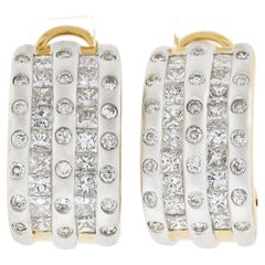 Omega-Ohrring aus 18 Karat Gold mit 2,3 Karat rundem Diamanten in Prinzessin- und Wurzelholz
