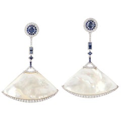 Pendants d'oreilles en or 18 carats avec nacre de 26 carats et saphirs bleus pavés de diamants