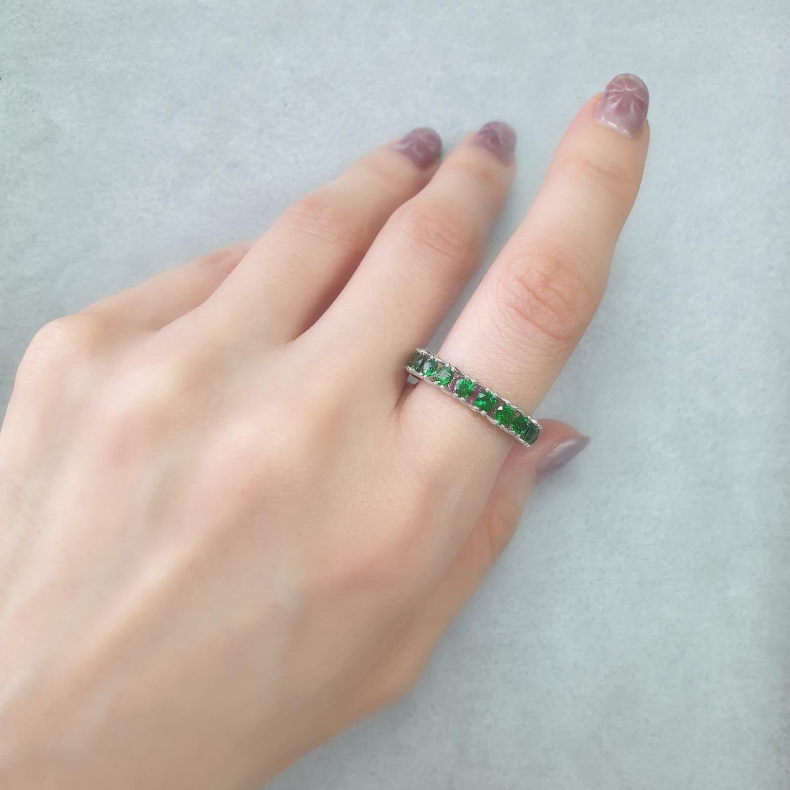 Contemporary 18K Gold 2.6 carat Tsavorite eternity Ring by MOISEIKIN For Sale