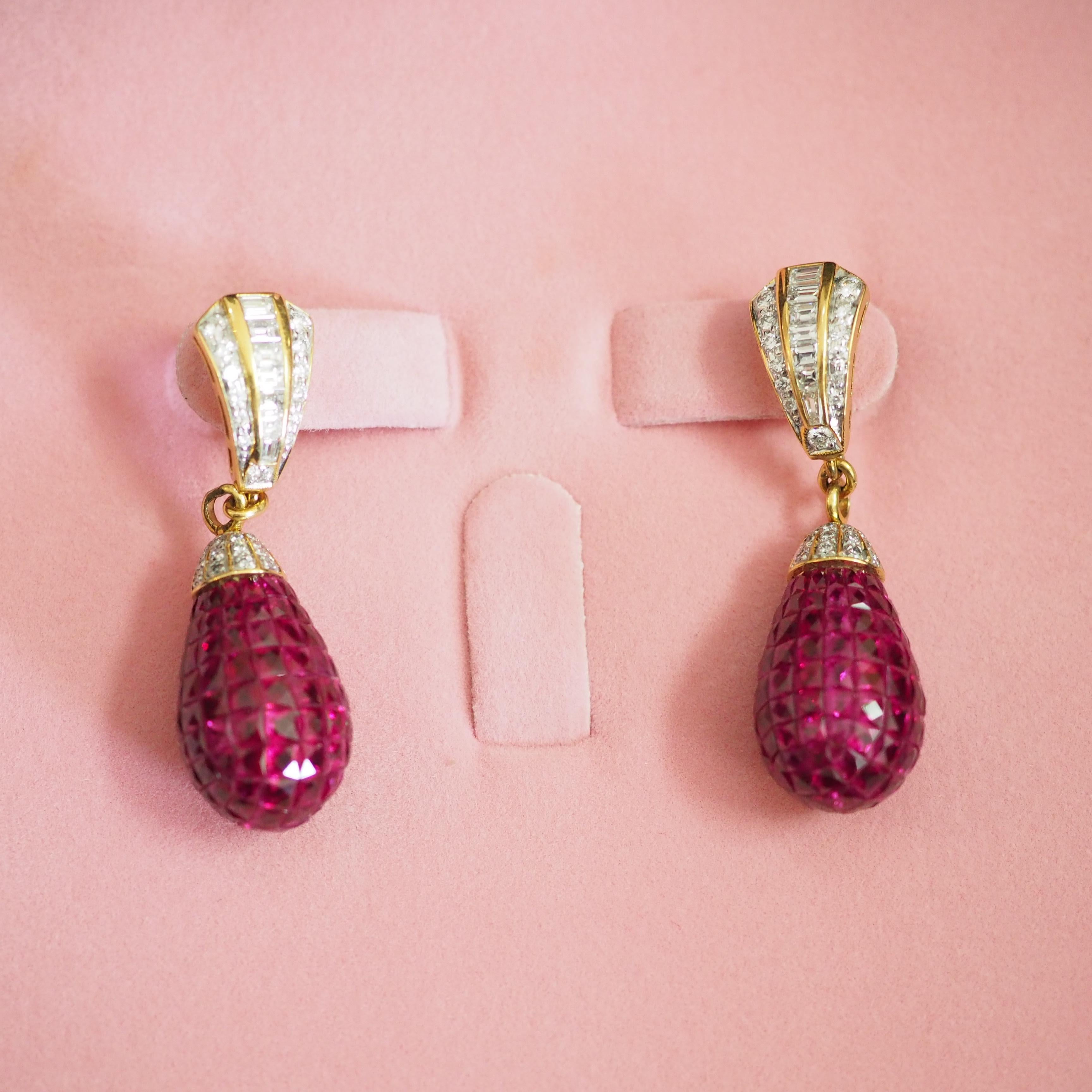 Questo meraviglioso orecchino Fabergé è un neo vintage e non è mai stato indossato. Questo bellissimo pezzo è realizzato in Thailandia con oro giallo 18 carati. Il pezzo è impreziosito da numerosi rubini naturali quadrati di colore rosso rosato e da
