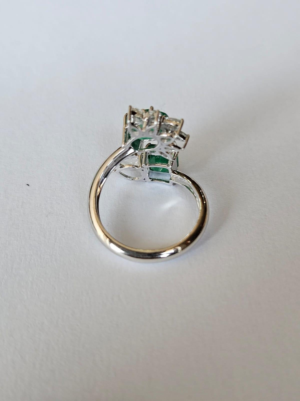 Anillo de cóctel de oro de 18 quilates, 2,63 quilates, esmeralda natural de Zambia y diamantes talla rosa Art Decó en venta