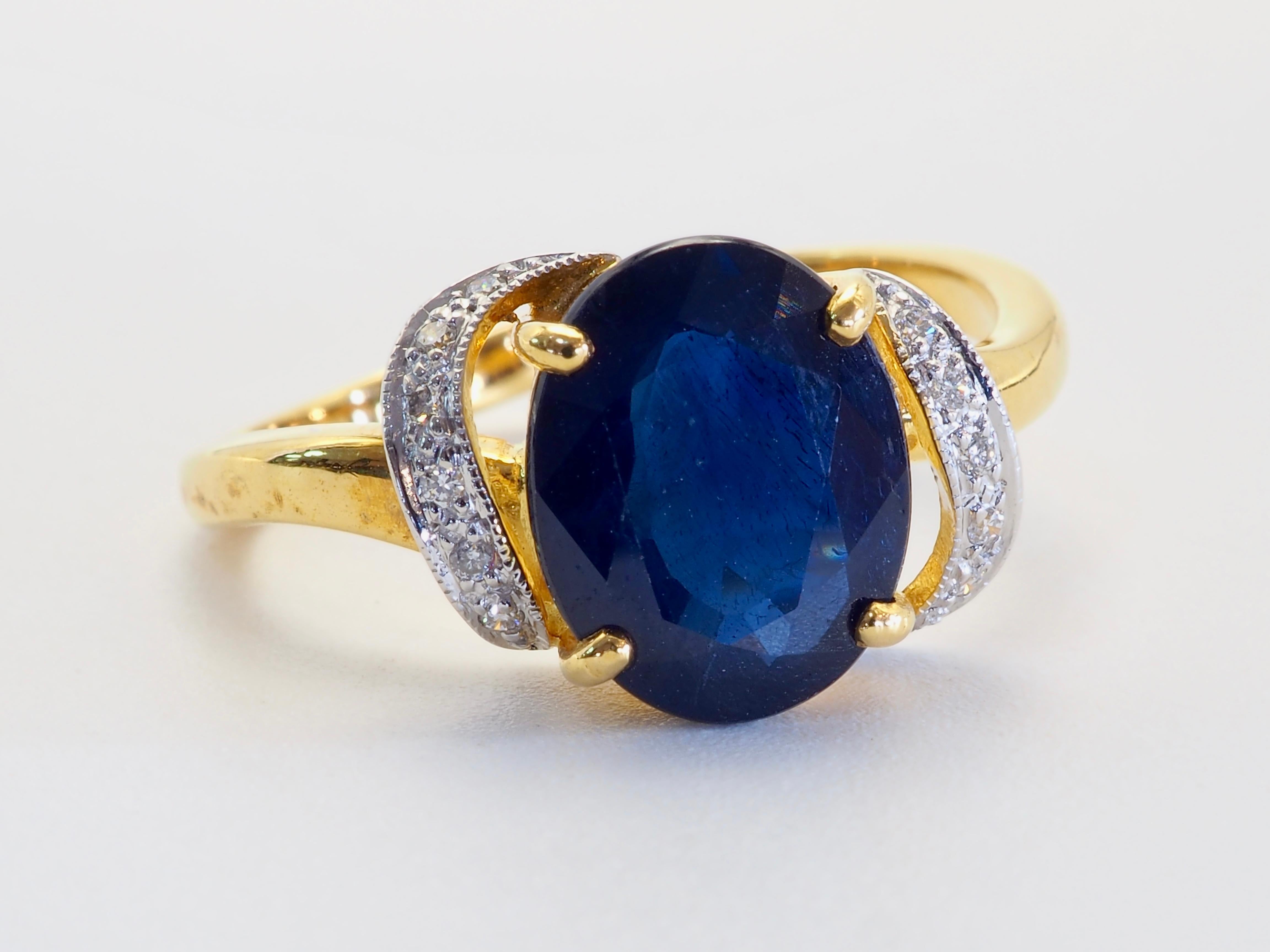 18K Gold 2.71ct Deep Blue Sapphire & 0.06ct Diamond Fine Swirl Ring In New Condition In เกาะสมุย, TH