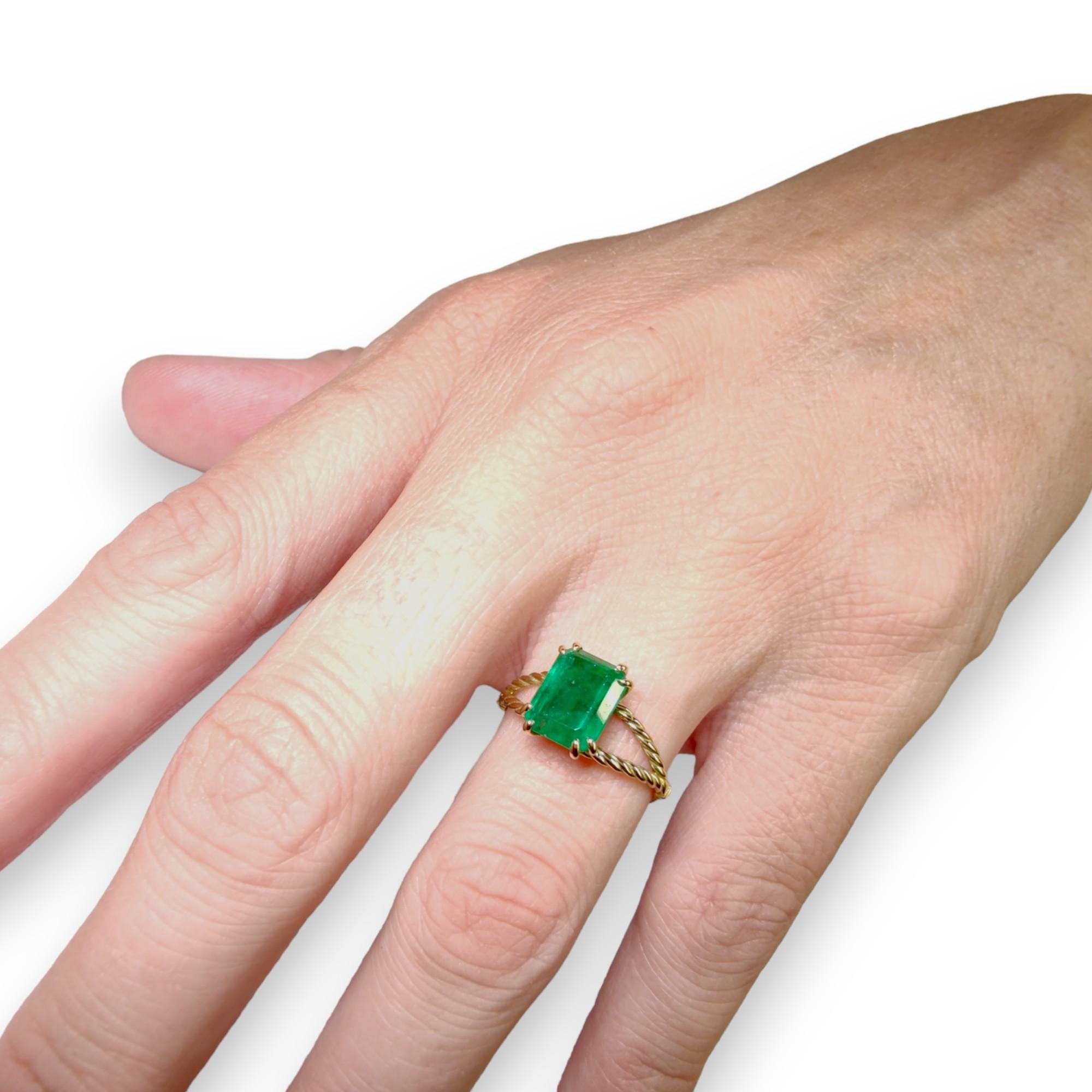 Contemporary 18K Gold 2.72 Carat Natural Emerald Solitaire Engagement Ring for Women