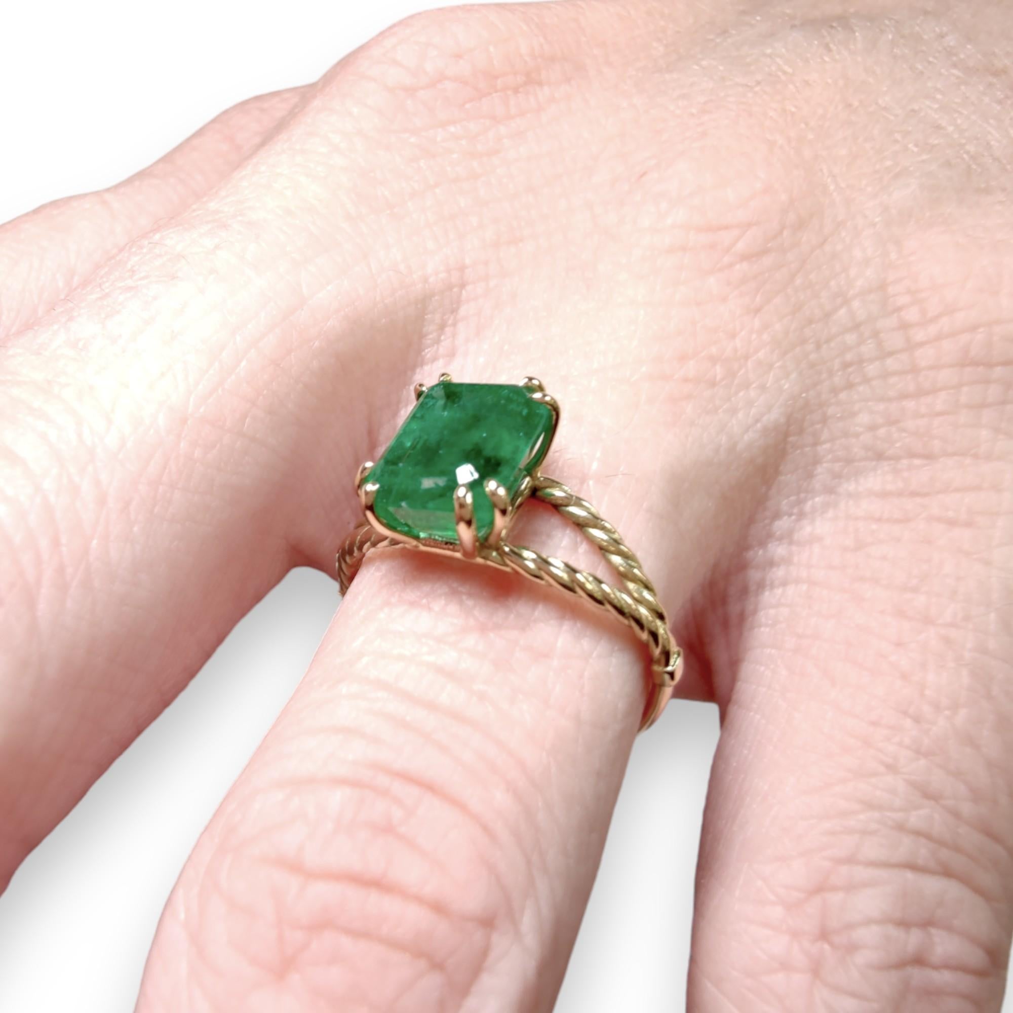 18K Gold 2.72 Carat Natural Emerald Solitaire Engagement Ring for Women In New Condition In Sant Josep de sa Talaia, IB