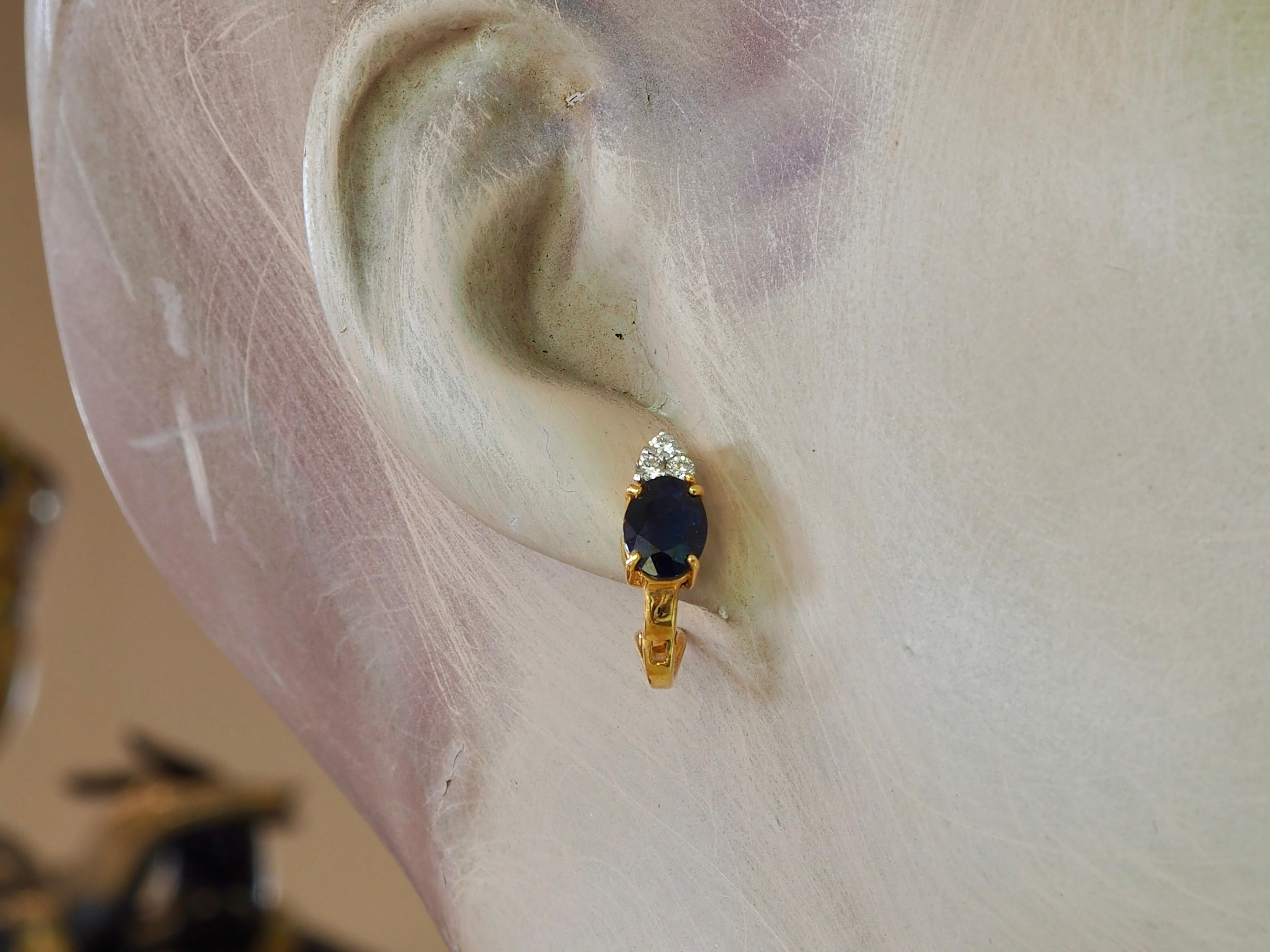 Boucles d'oreilles en or 18 carats avec saphir bleu de 2,80 carats et diamants de 0,22 carat Unisexe en vente