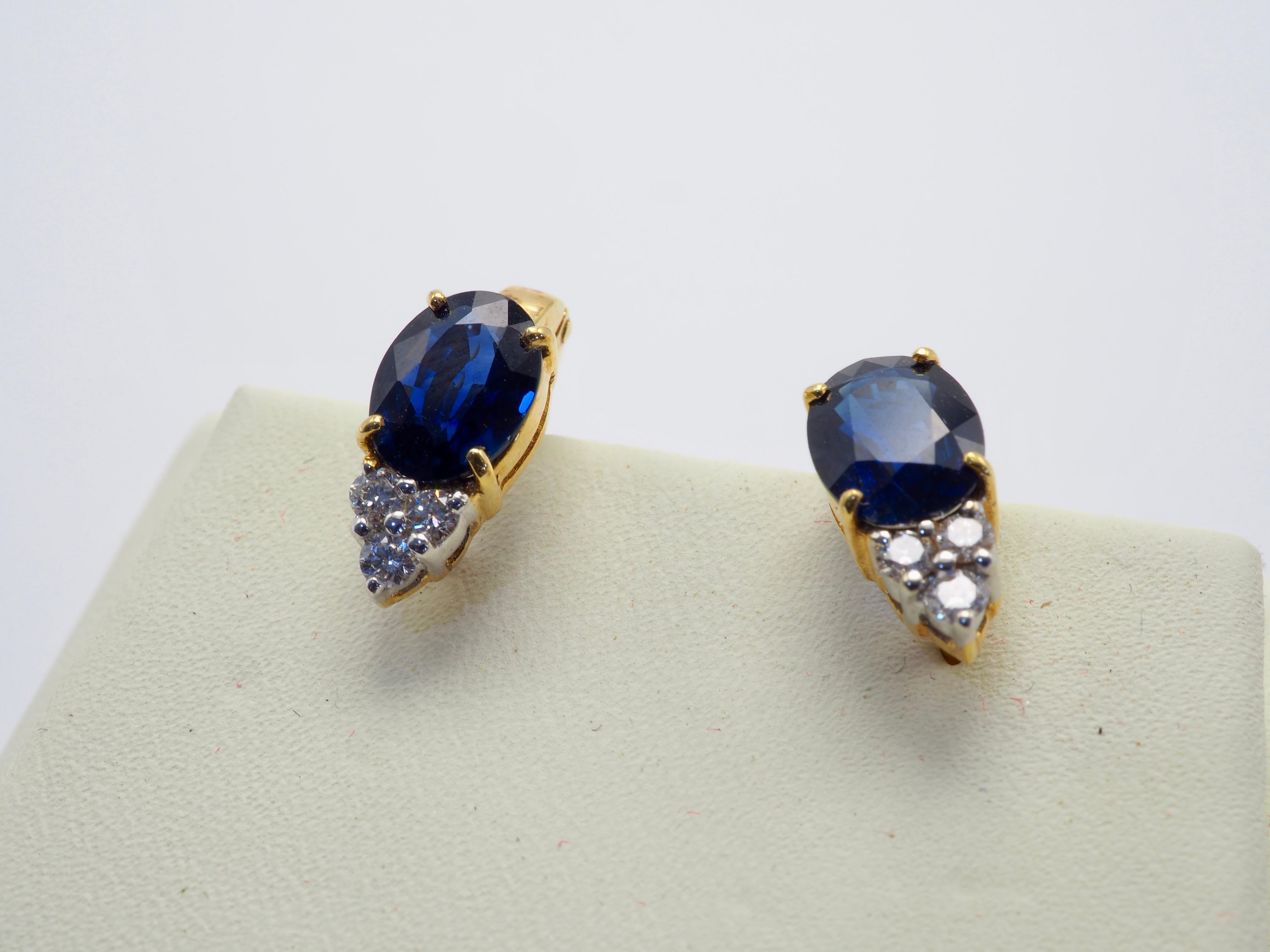Boucles d'oreilles en or 18 carats avec saphir bleu de 2,80 carats et diamants de 0,22 carat en vente 1