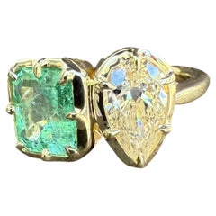 Anello con doppia pietra in oro 18k con smeraldo colombiano e diamante perlato da 2,8 ct GIA Collet