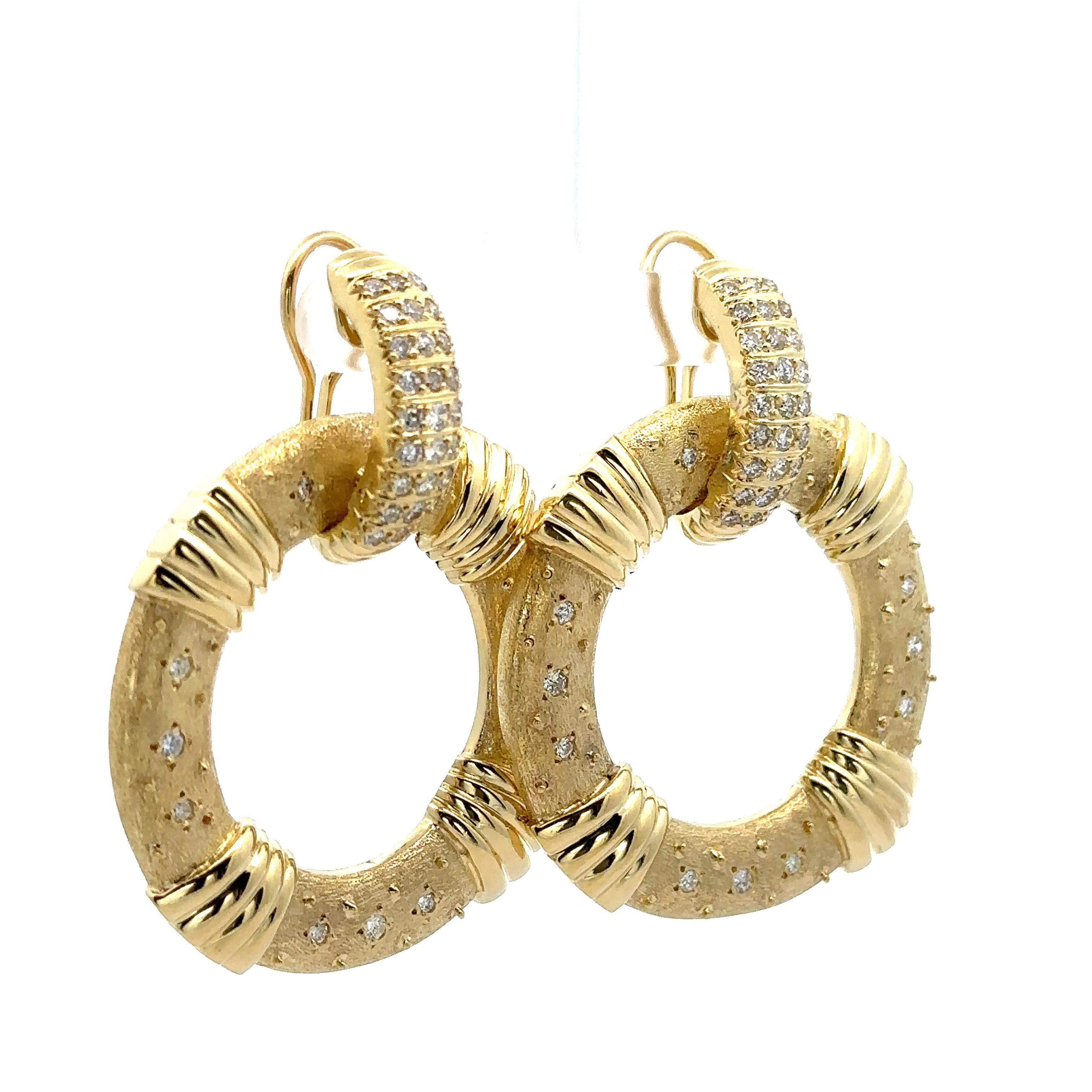 Orecchini Omega con diamante da 2 carati in oro 18 carati, grandi e strutturati, a forma di penzolo e oscillanti In condizioni ottime in vendita a Montclair, NJ