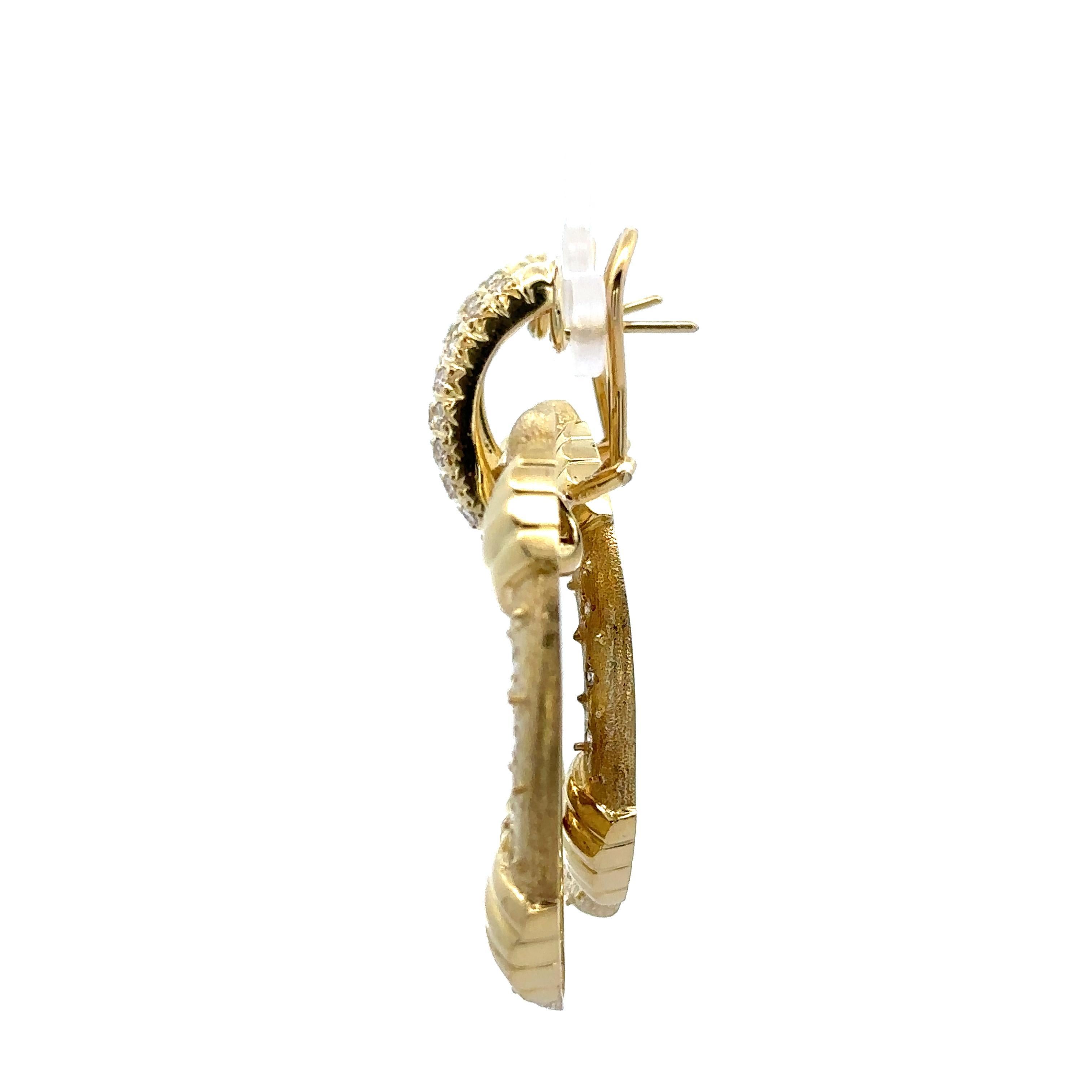Donna Orecchini Omega con diamante da 2 carati in oro 18 carati, grandi e strutturati, a forma di penzolo e oscillanti in vendita