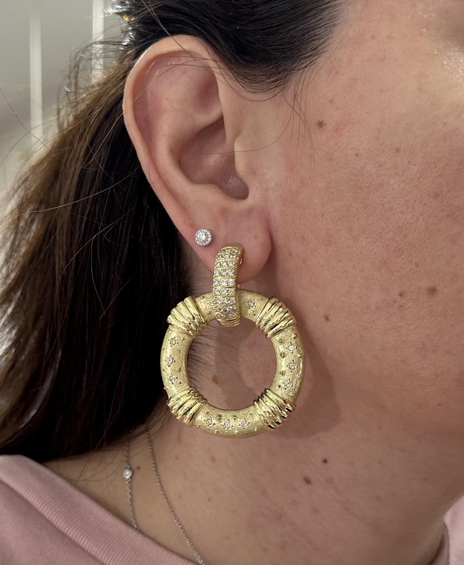 Orecchini Omega con diamante da 2 carati in oro 18 carati, grandi e strutturati, a forma di penzolo e oscillanti in vendita 1