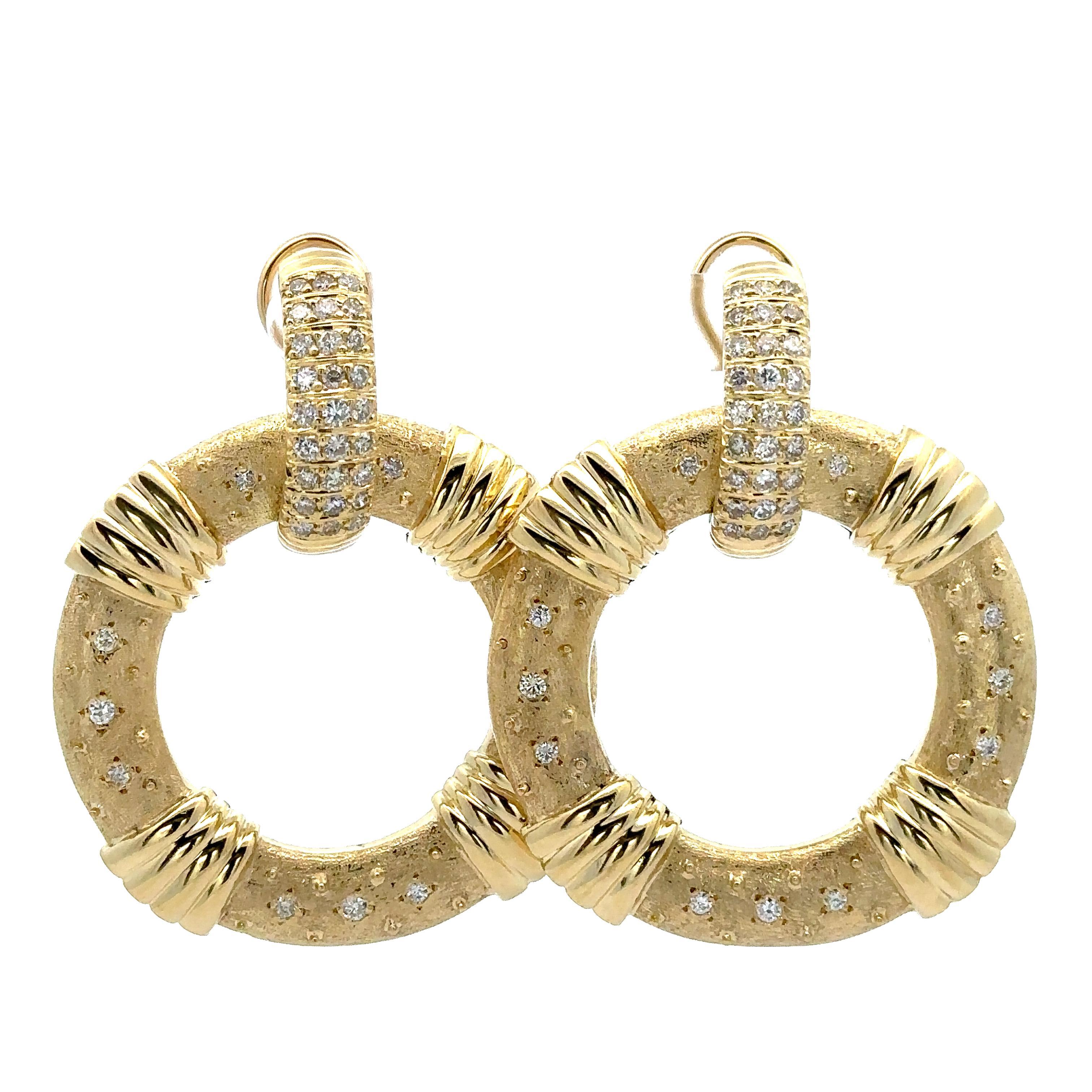 Orecchini Omega con diamante da 2 carati in oro 18 carati, grandi e strutturati, a forma di penzolo e oscillanti in vendita 2