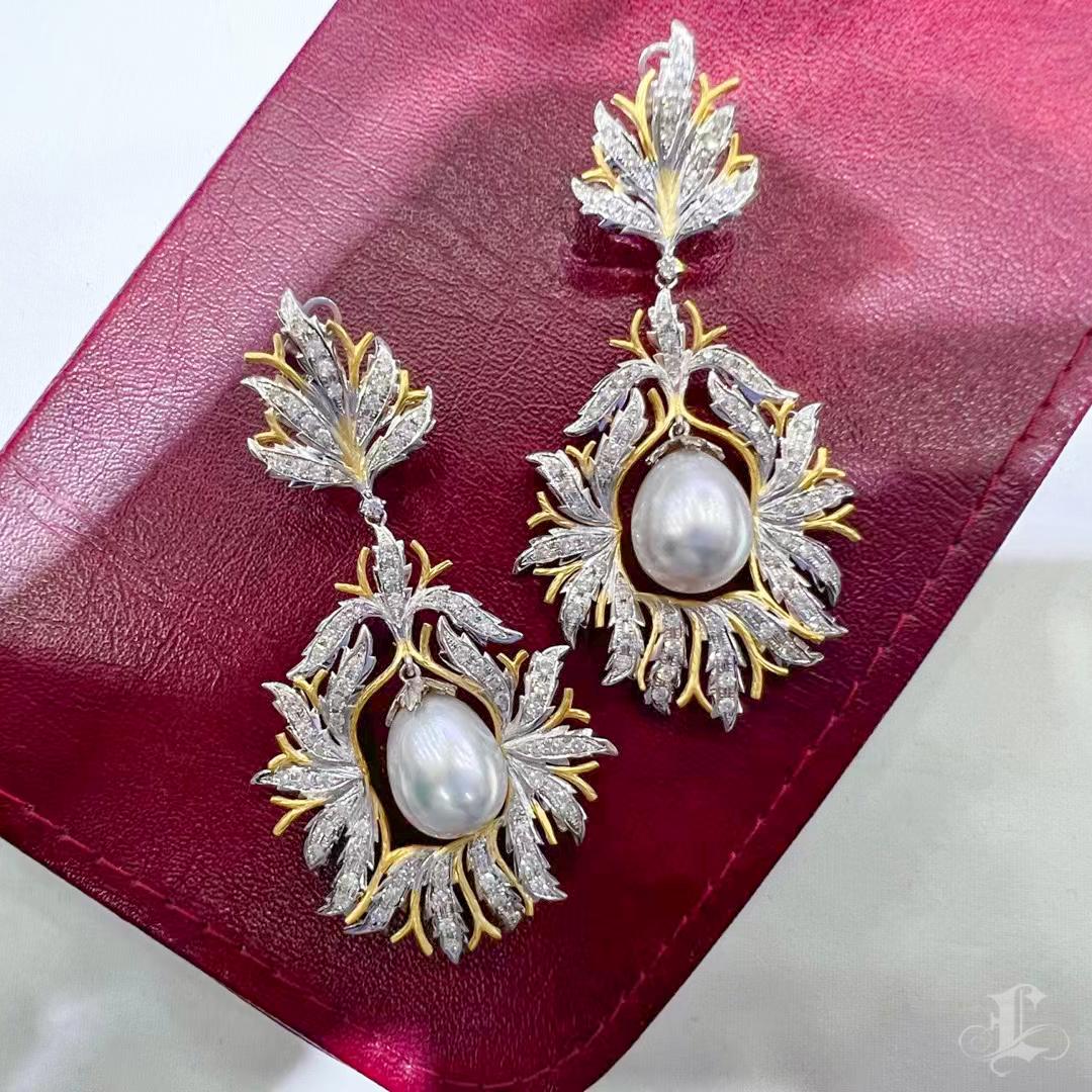 Orecchini a foglia con diamanti e perle dei mari del sud in stile Buccellati In condizioni Nuovo in vendita a New York, NY