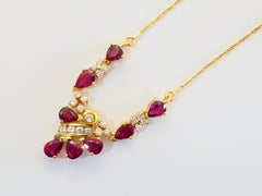 Halskette mit Anhänger aus 18-karätigem Gold mit einem thailändischen Rubin in Birnenform (3,14 Karat) und einem Diamanten (0,50 Karat), 18,5"