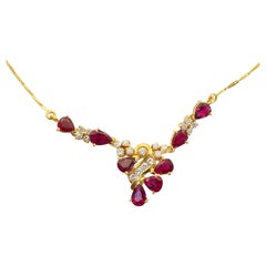 Halskette mit Anhänger aus 18-karätigem Gold mit einem thailändischen Rubin in Birnenform (3,14 Karat) und einem Diamanten (0,50 Karat), 18,5"