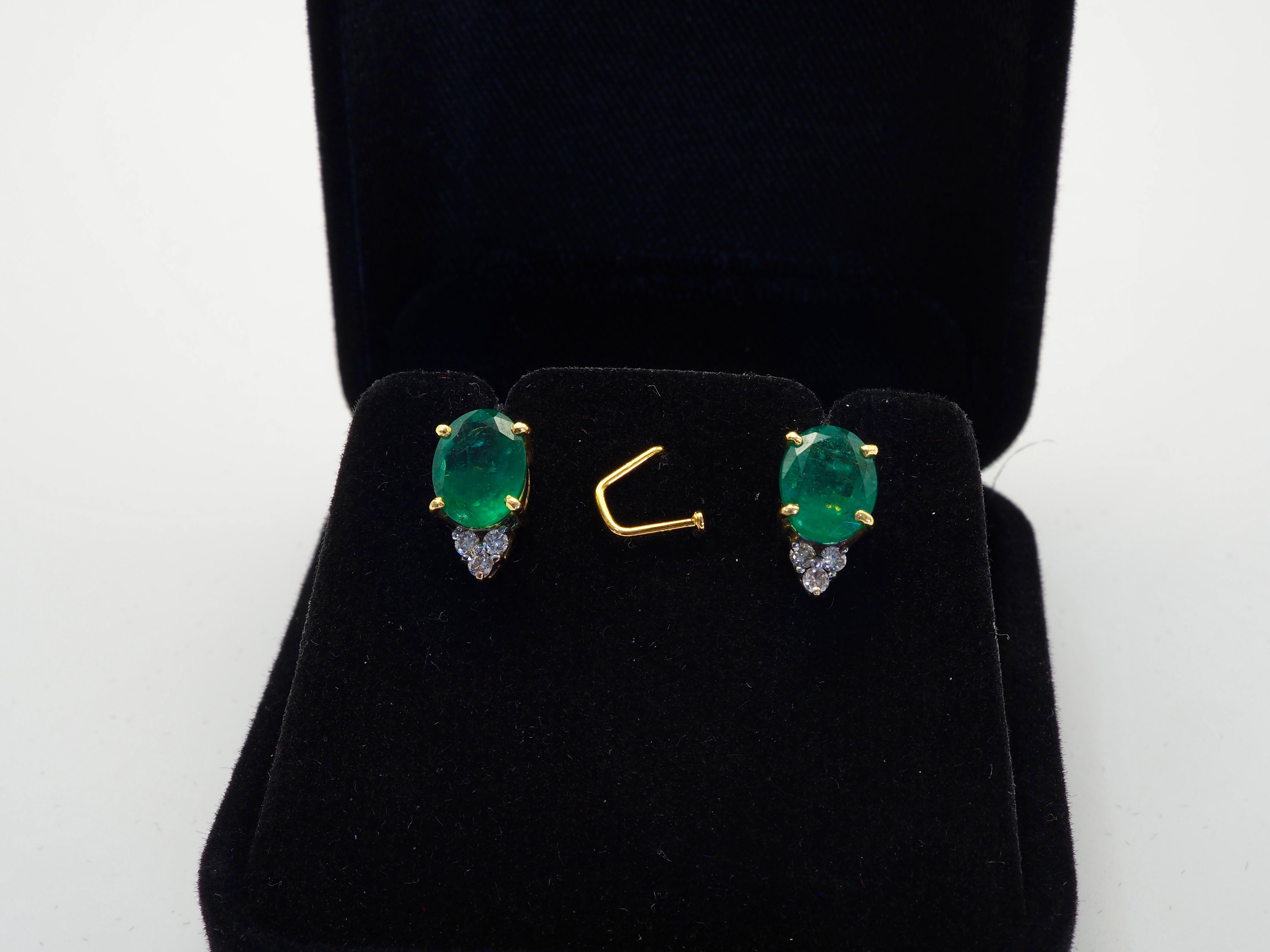 Women's or Men's 18K Gold 3.20ct Oval Emerald & 0.12ct Diamond Fine Good Size Stud Earring For Sale