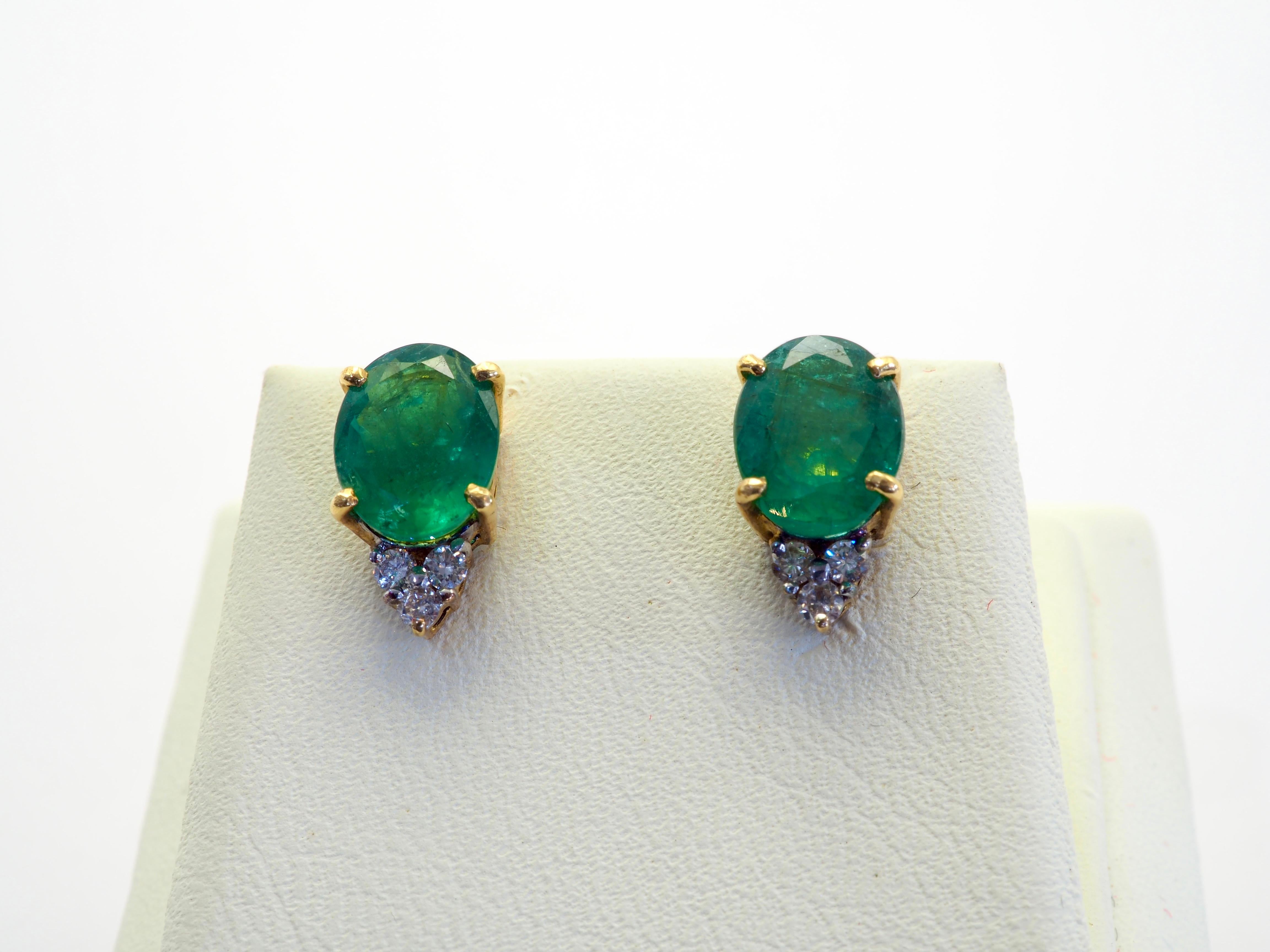 18K Gold 3.20ct Oval Emerald & 0.12ct Diamond Fine Good Size Stud Earring For Sale 1