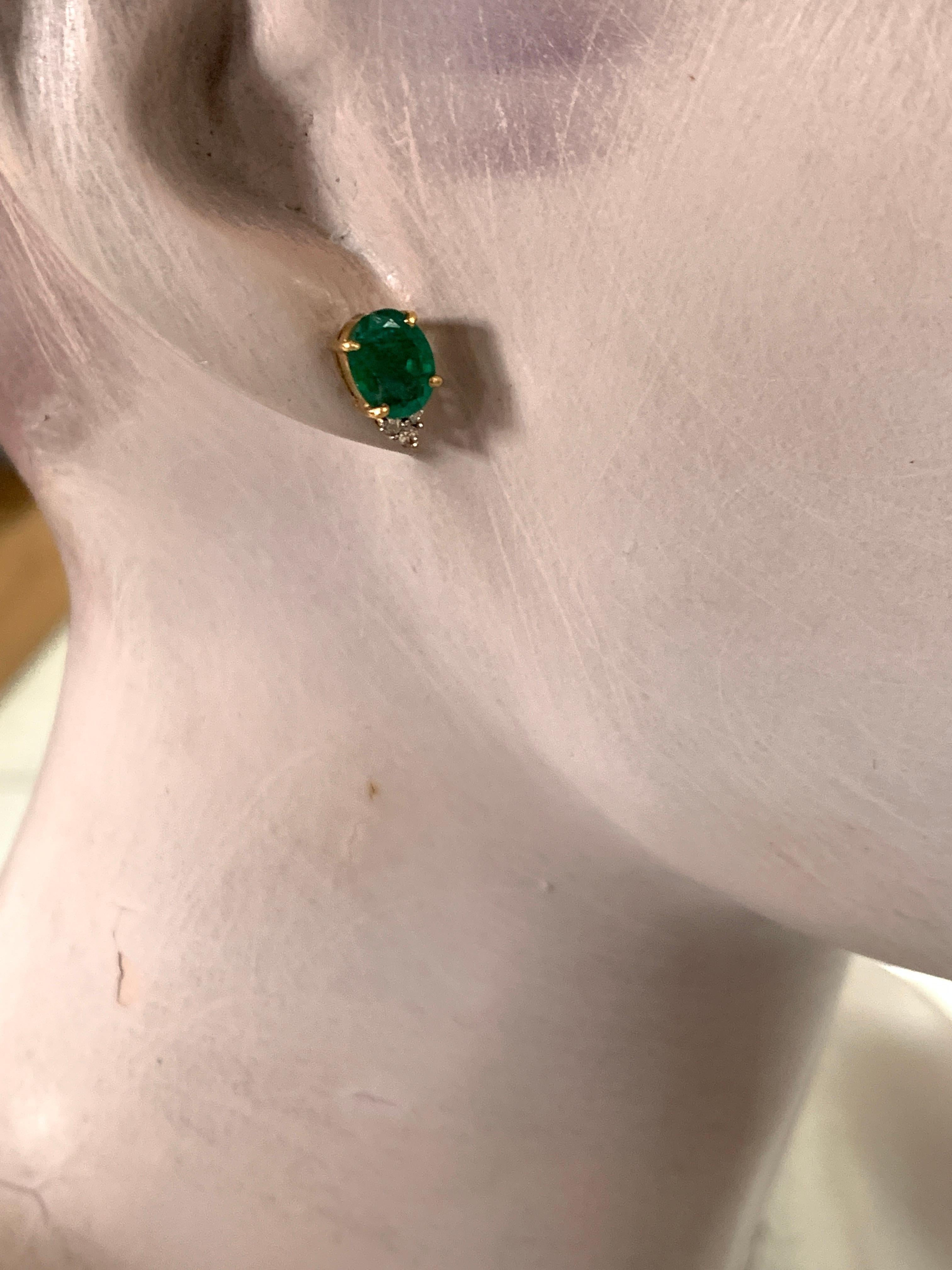 Clous d'oreilles de bonne taille en or 18 carats avec émeraude ovale de 3,20 carats et diamants de 0,12 carat en vente 2