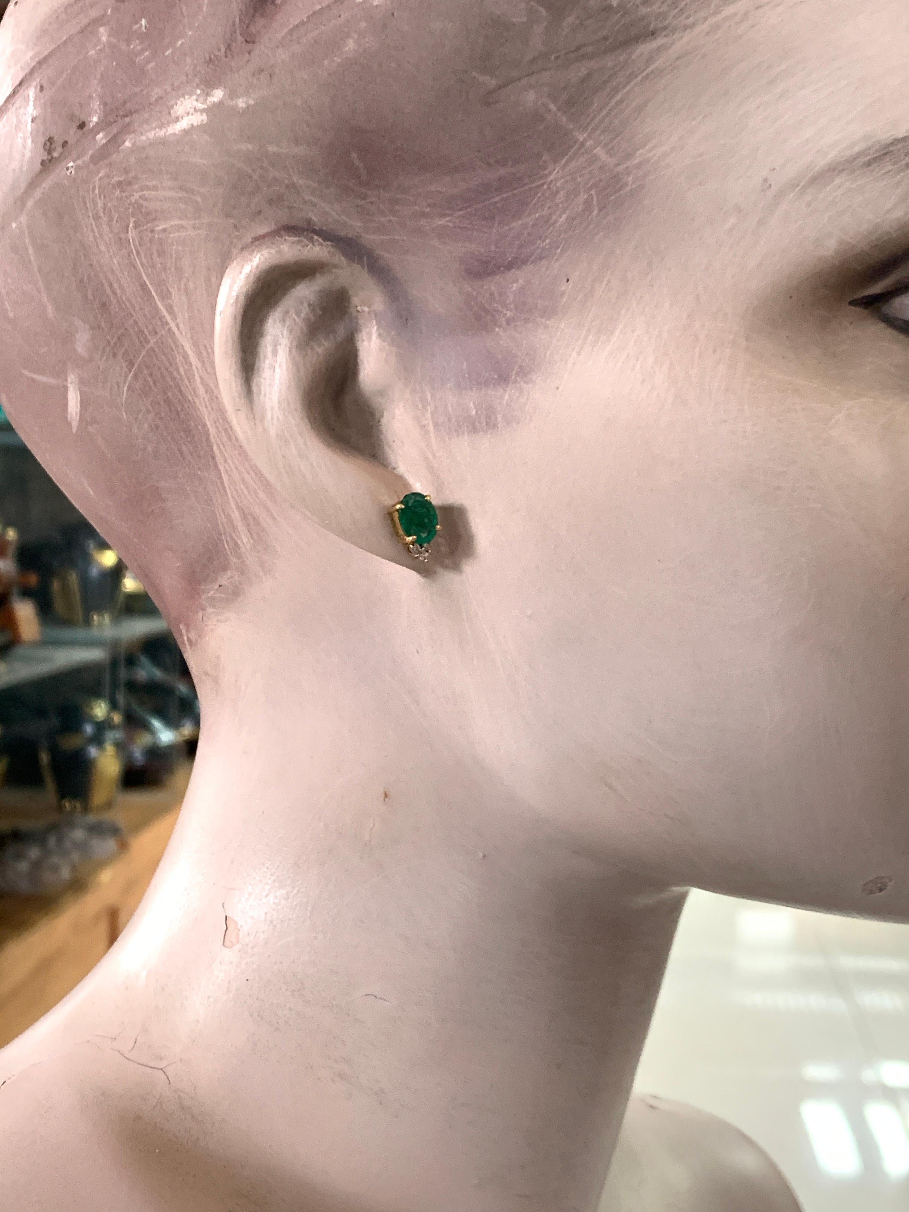 Clous d'oreilles de bonne taille en or 18 carats avec émeraude ovale de 3,20 carats et diamants de 0,12 carat en vente 3
