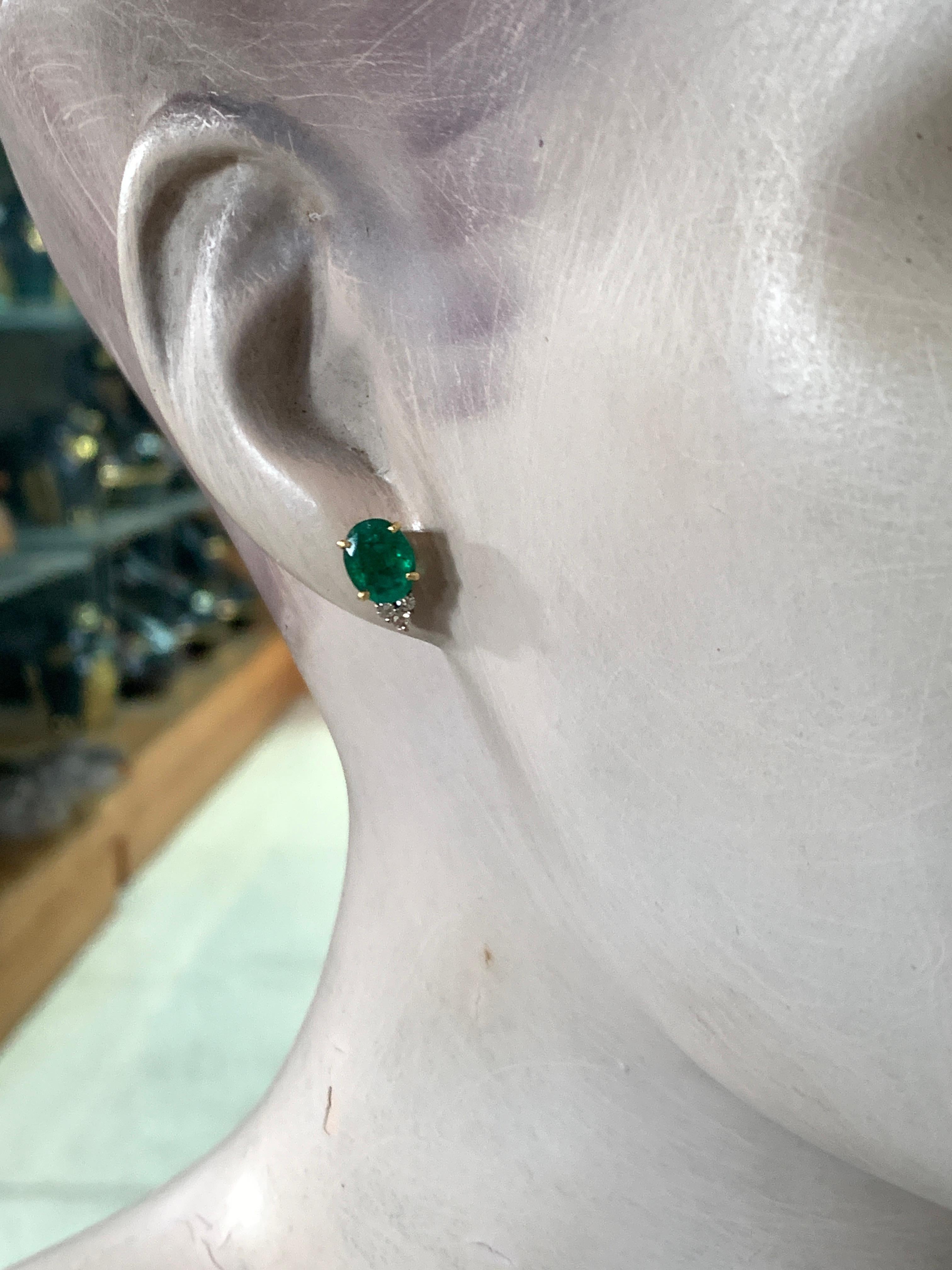 Clous d'oreilles de bonne taille en or 18 carats avec émeraude ovale de 3,20 carats et diamants de 0,12 carat en vente 4