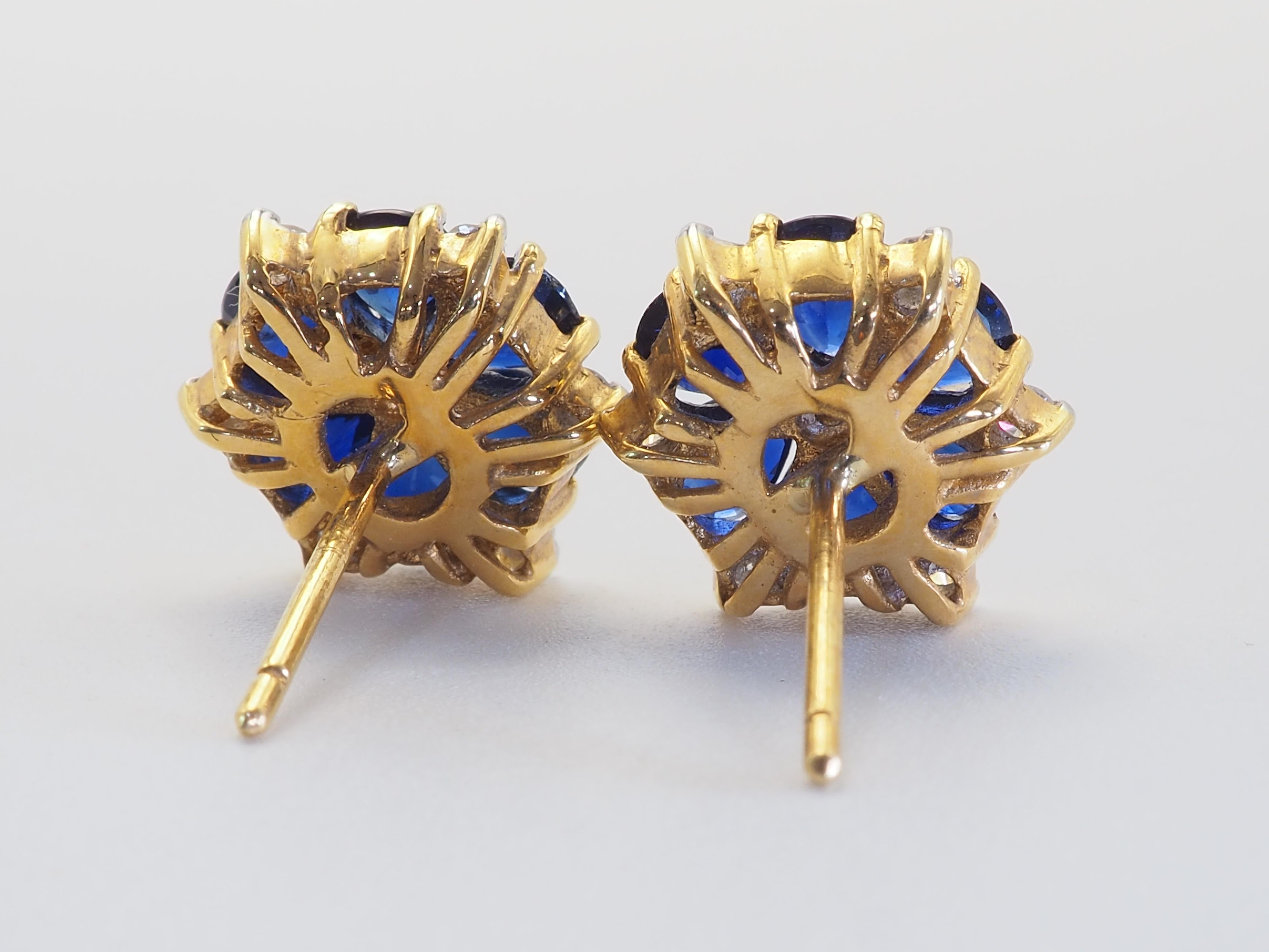 Rétro Boucles d'oreilles or 18K 3.30ct Blue Sapphires & 0.32ct Diamond Flower Motif en vente
