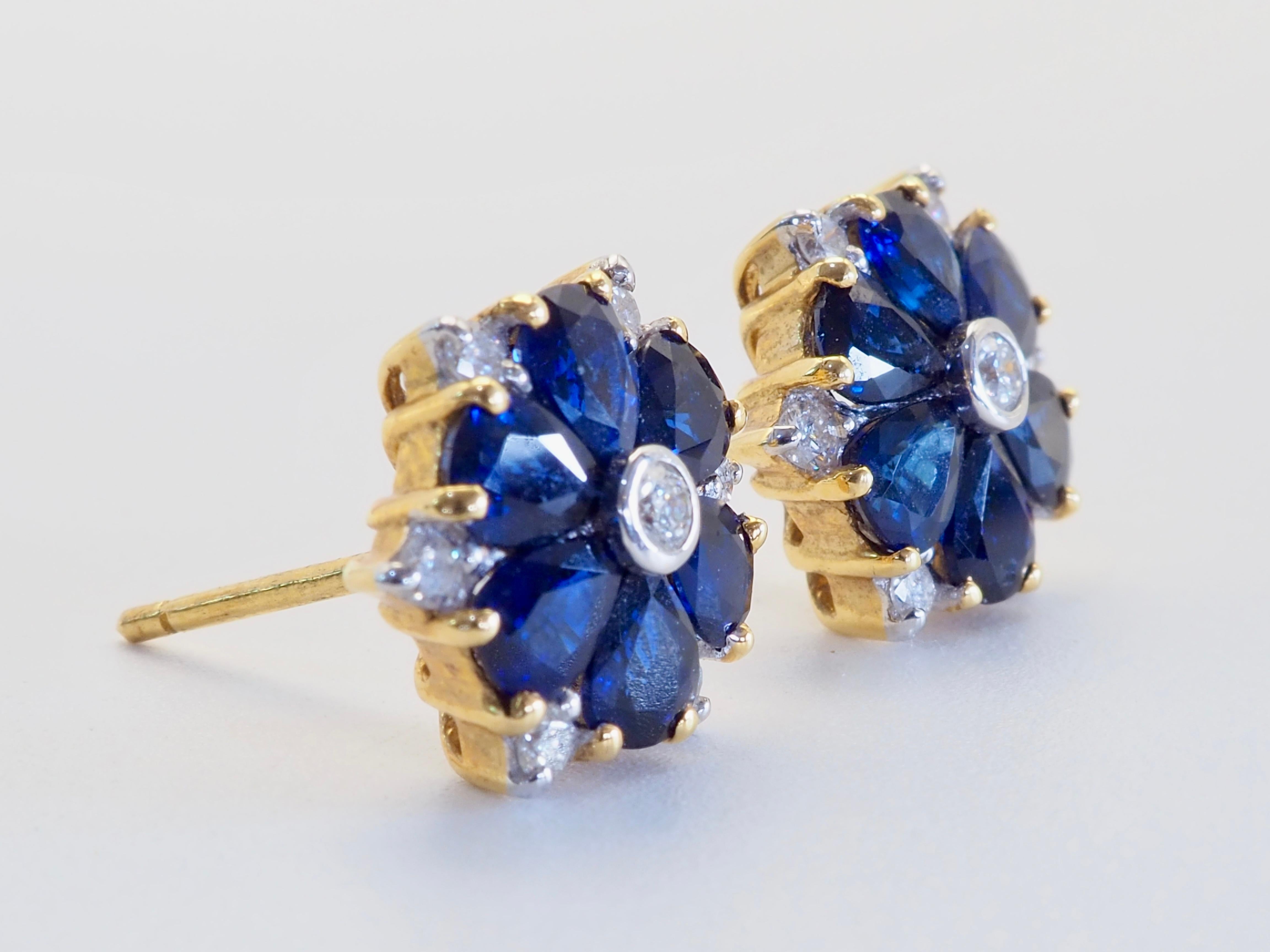 Taille poire Boucles d'oreilles or 18K 3.30ct Blue Sapphires & 0.32ct Diamond Flower Motif en vente