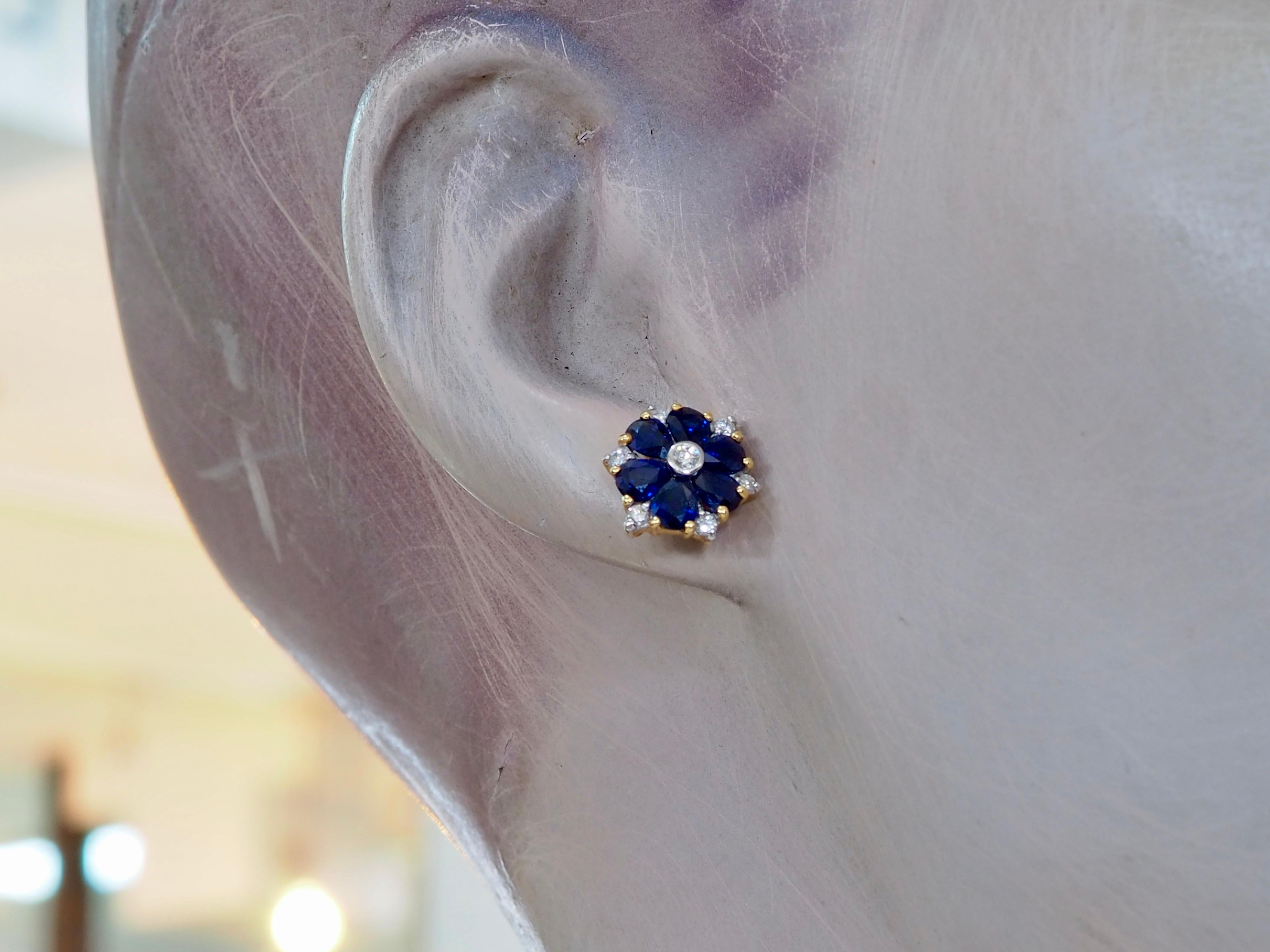 Boucles d'oreilles or 18K 3.30ct Blue Sapphires & 0.32ct Diamond Flower Motif en vente 1
