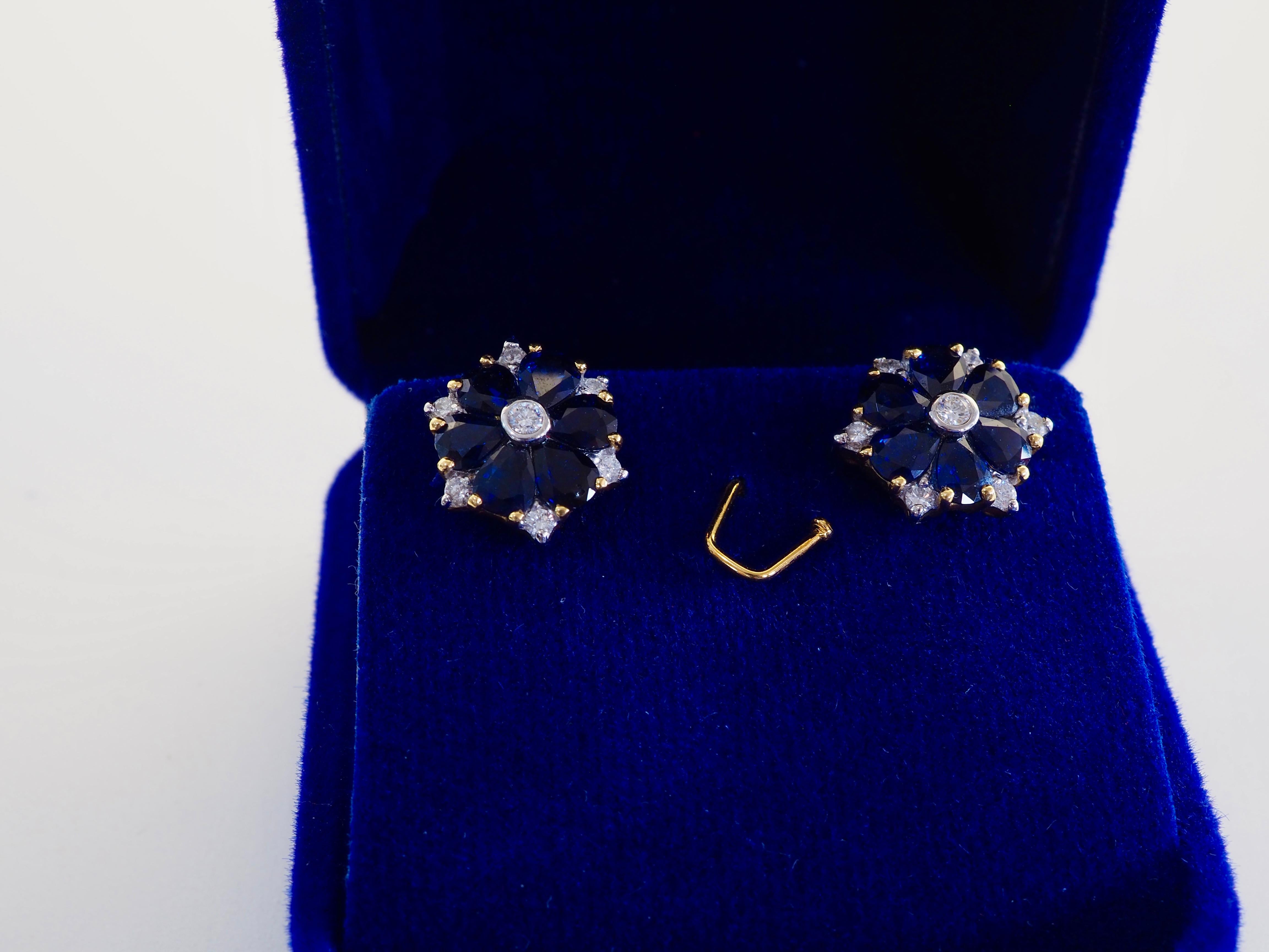Boucles d'oreilles or 18K 3.30ct Blue Sapphires & 0.32ct Diamond Flower Motif en vente 3