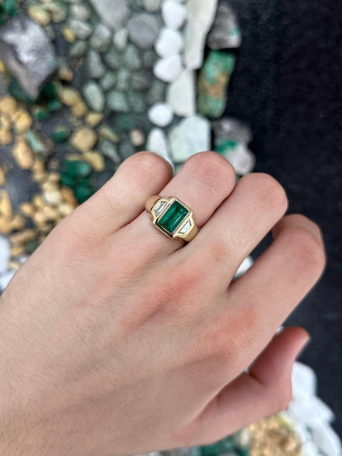 Modern 18K Gold 3.30tcw Dark Rich Green Emerald & Cadillac Diamond Three Stone Ring For Sale