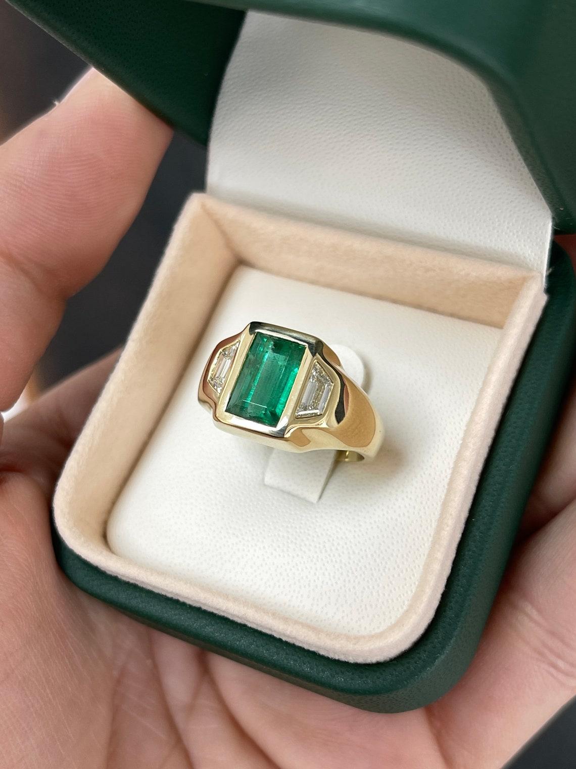 Men's 18K Gold 3.30tcw Dark Rich Green Emerald & Cadillac Diamond Three Stone Ring For Sale