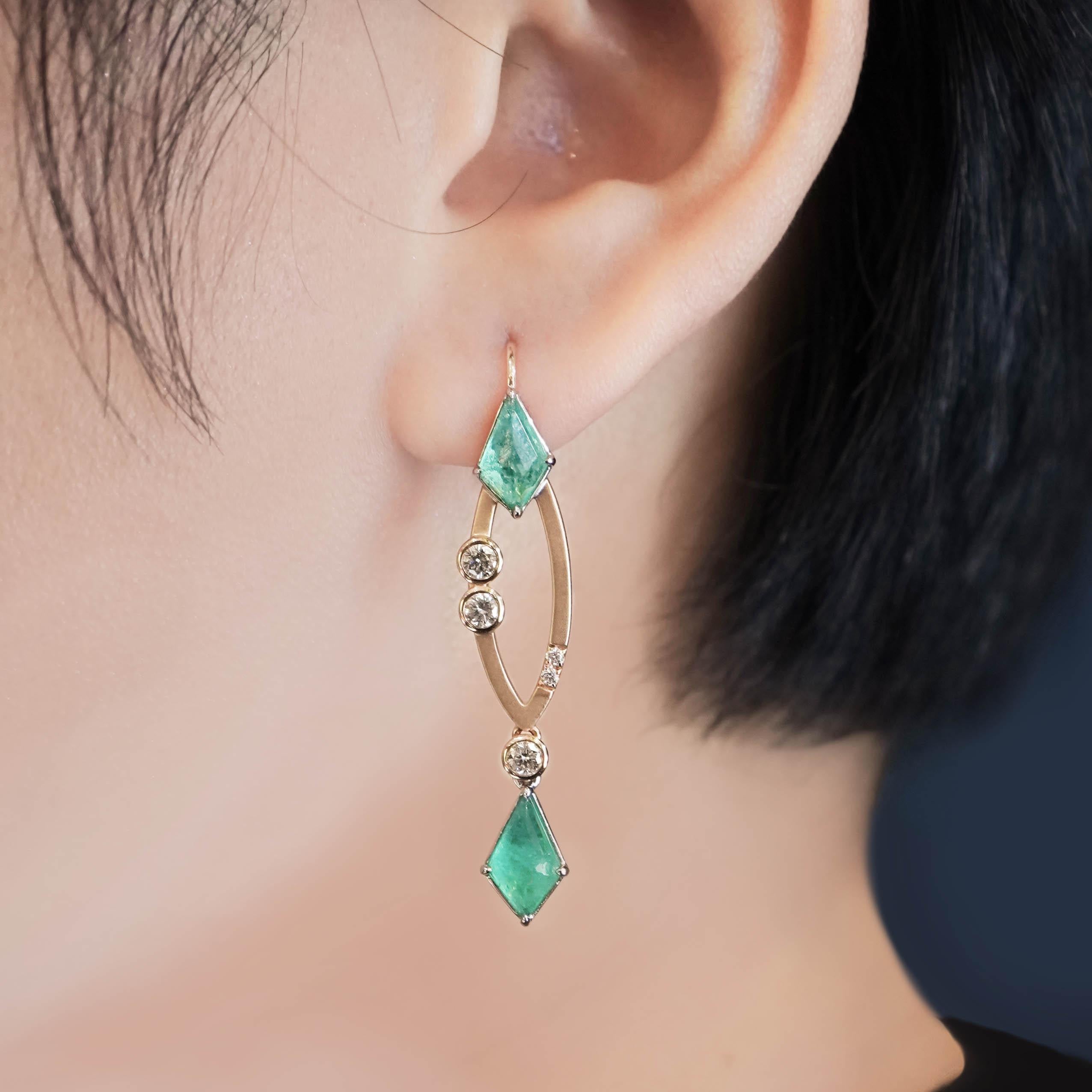 18K Gold 3.35 Carat Kite Shaped Colombia Emeralds & White Diamond Dangle Earring In New Condition For Sale In Hung Hom, HK