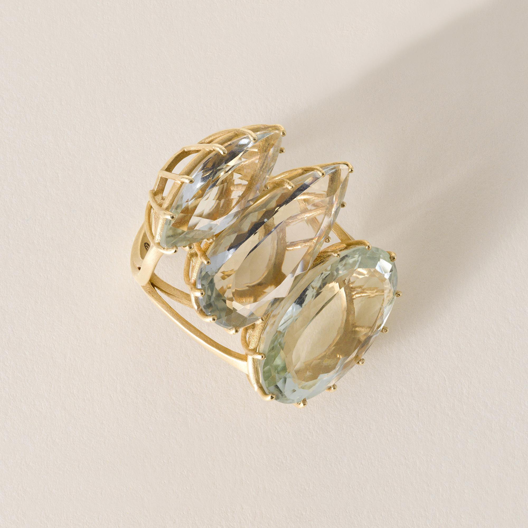 Dies ist ein Vintage-Edelstein-Ring mit drei grünen fancy Form
Aquamarine.
Um 1990
Einzelheiten
Grünlich getönte Aquamarine
1 ovaler Schliff misst 25mm x 15,3mm und wiegt ~ 15 Karat
1 Birnenform misst 29mm x 12,2mm und wiegt ~ 12 Karat
1 Marquise
