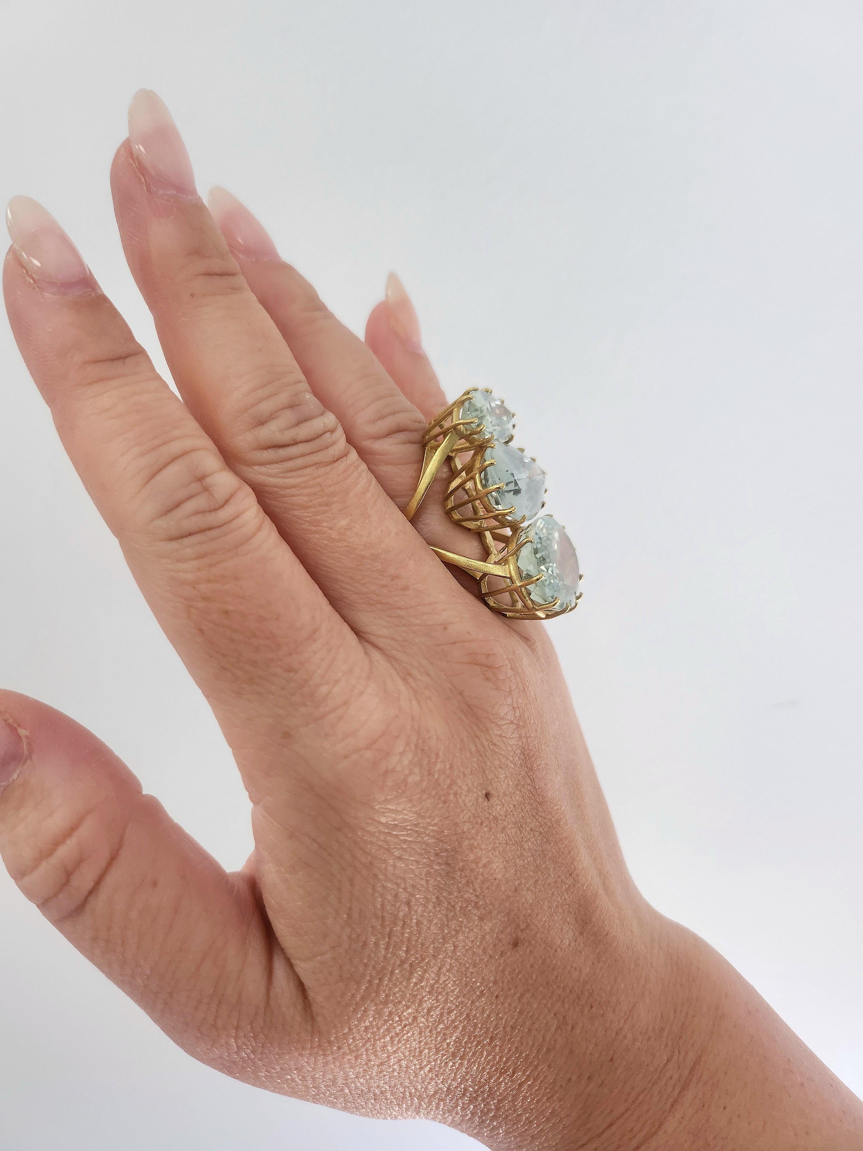 18K Gold 35 Karat Tri von Aquamarin Statement Ring im Angebot 1