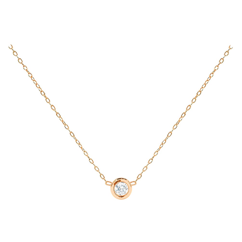  Le collier solitaire à diamants est fabriqué en or massif 18 carats, disponible en trois couleurs d'or, or blanc / or rose / or jaune.

Un diamant naturel brillant, blanc et étincelant, serti au centre d'une fine chaîne en or, un choix parfait pour