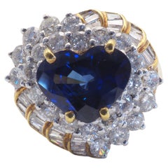 18 Karat Gold 3,57 Karat Herz intensiver königsblauer Saphir & 2,00 Karat Diamant Cocktail-Ring