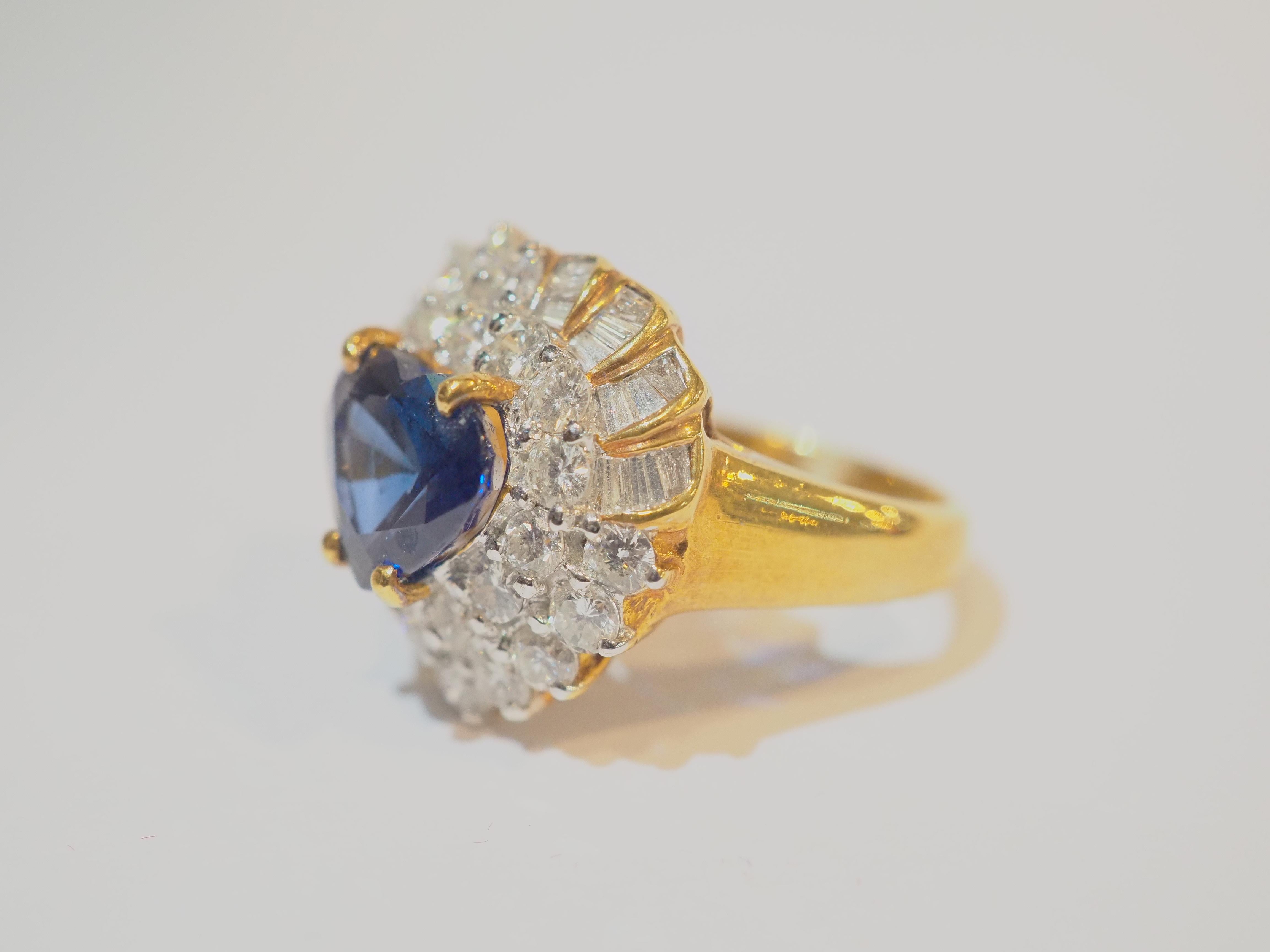  Couleur populaire saphir bleu royal ! Cette fantastique pièce de cocktail est une magnifique bague de ballerine en or jaune 18 carats en forme de cœur pour femme. La pierre précieuse principale est un saphir bleu royal taillé en cœur. La couleur