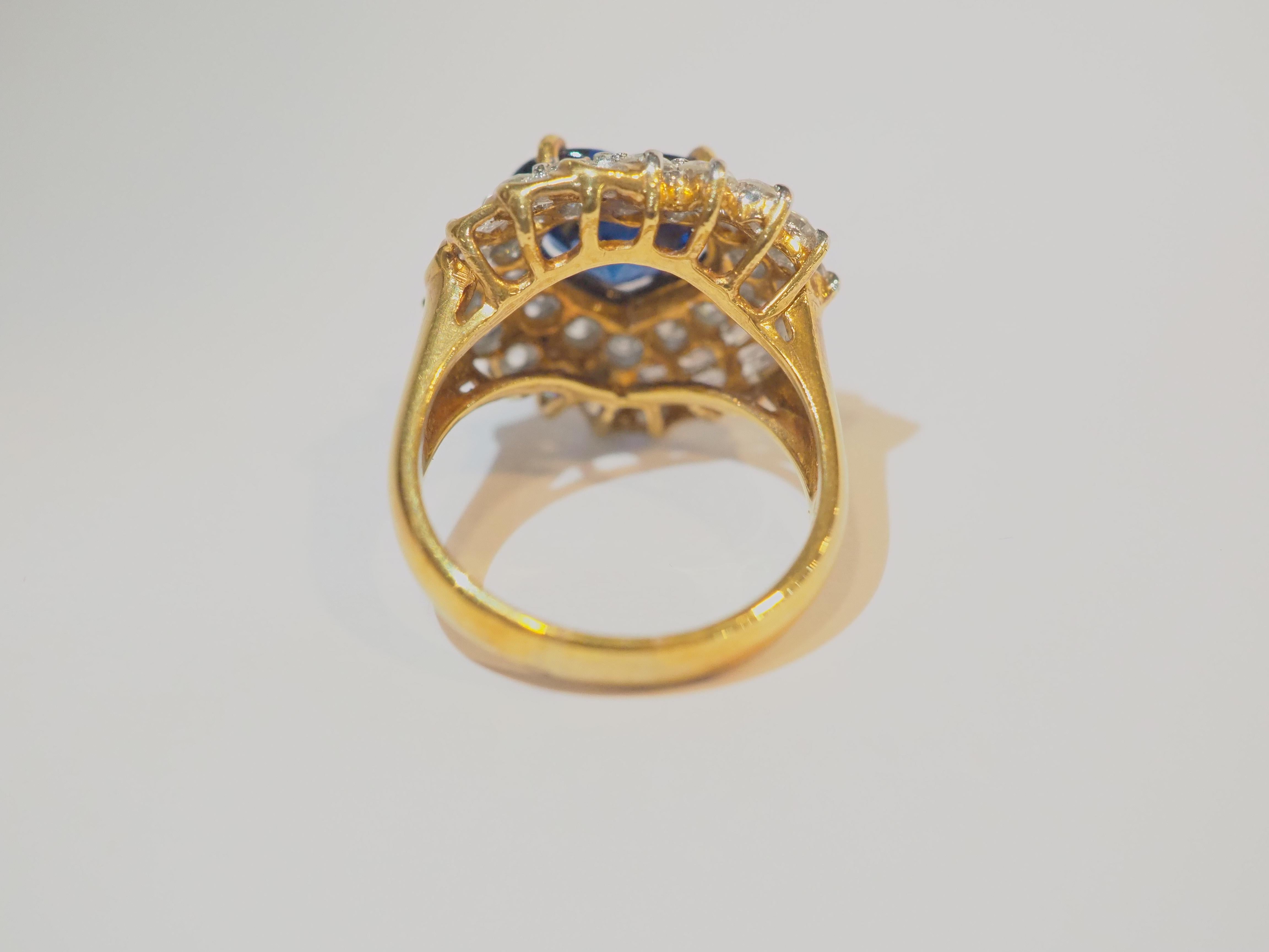 Taille cœur Bague cocktail en or 18 carats avec saphir bleu roi intense en forme de cœur de 3,57 carats et diamants de 2,00 carats en vente