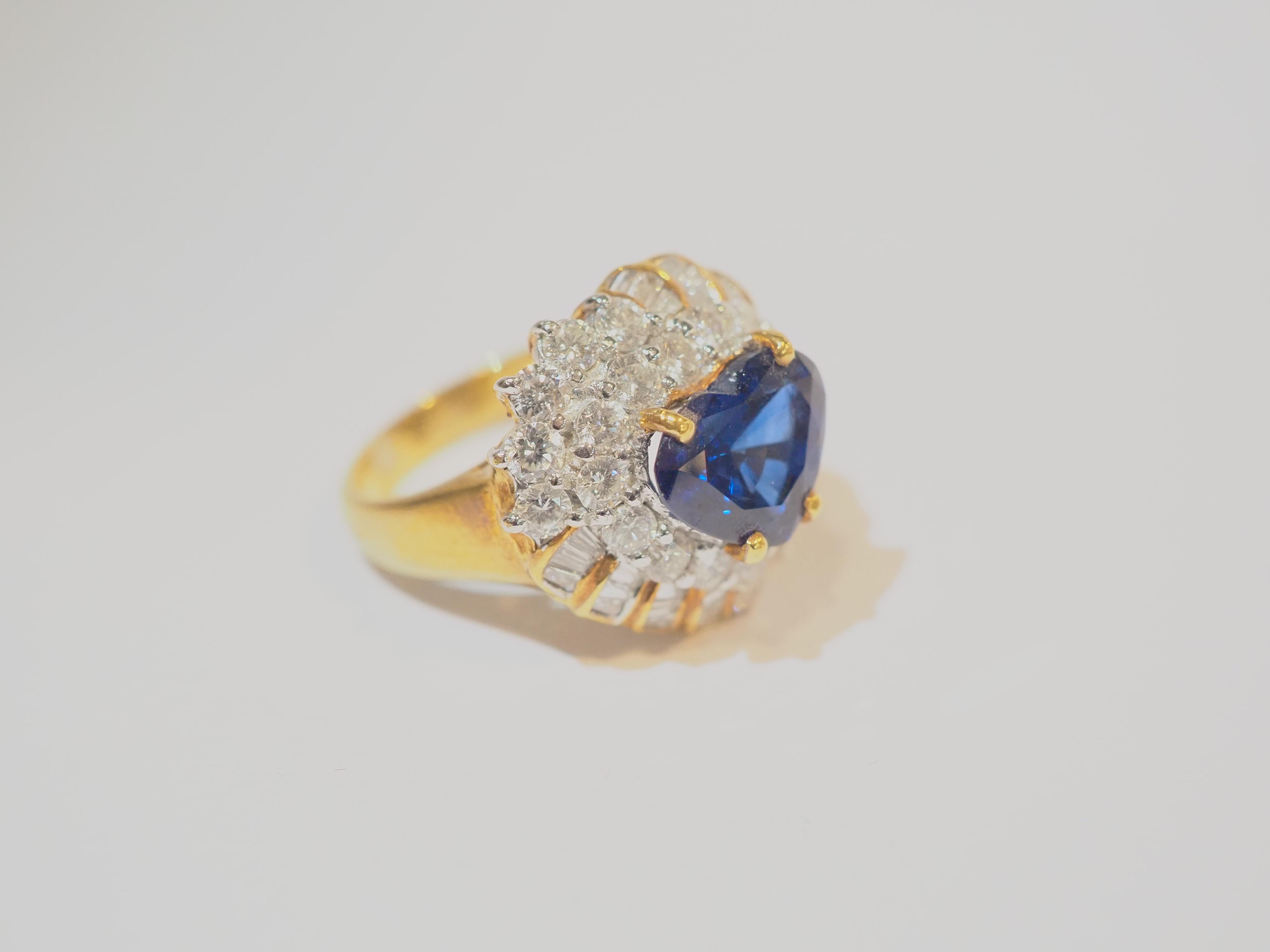 Bague cocktail en or 18 carats avec saphir bleu roi intense en forme de cœur de 3,57 carats et diamants de 2,00 carats Excellent état - En vente à เกาะสมุย, TH