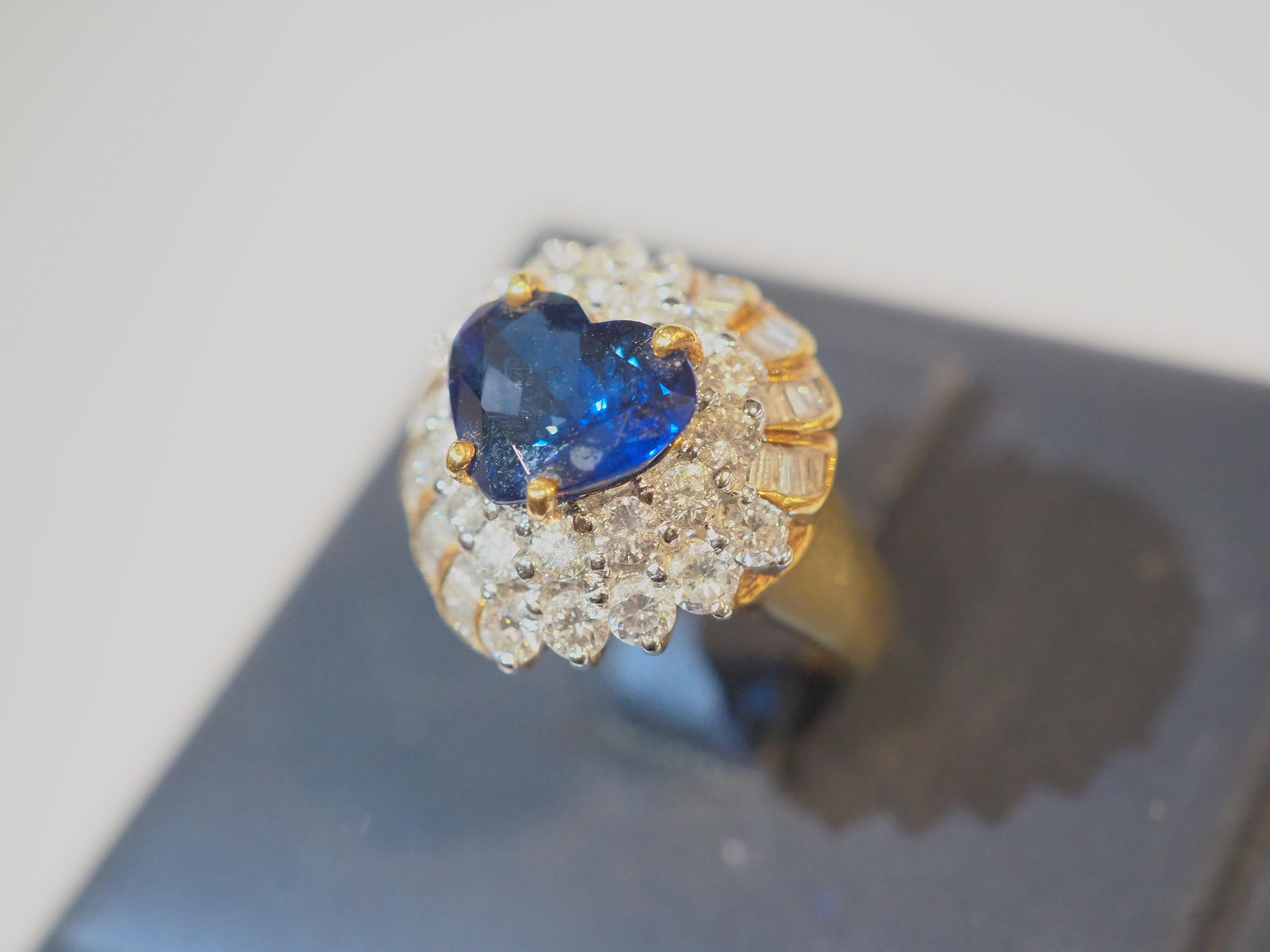 Bague cocktail en or 18 carats avec saphir bleu roi intense en forme de cœur de 3,57 carats et diamants de 2,00 carats Pour femmes en vente