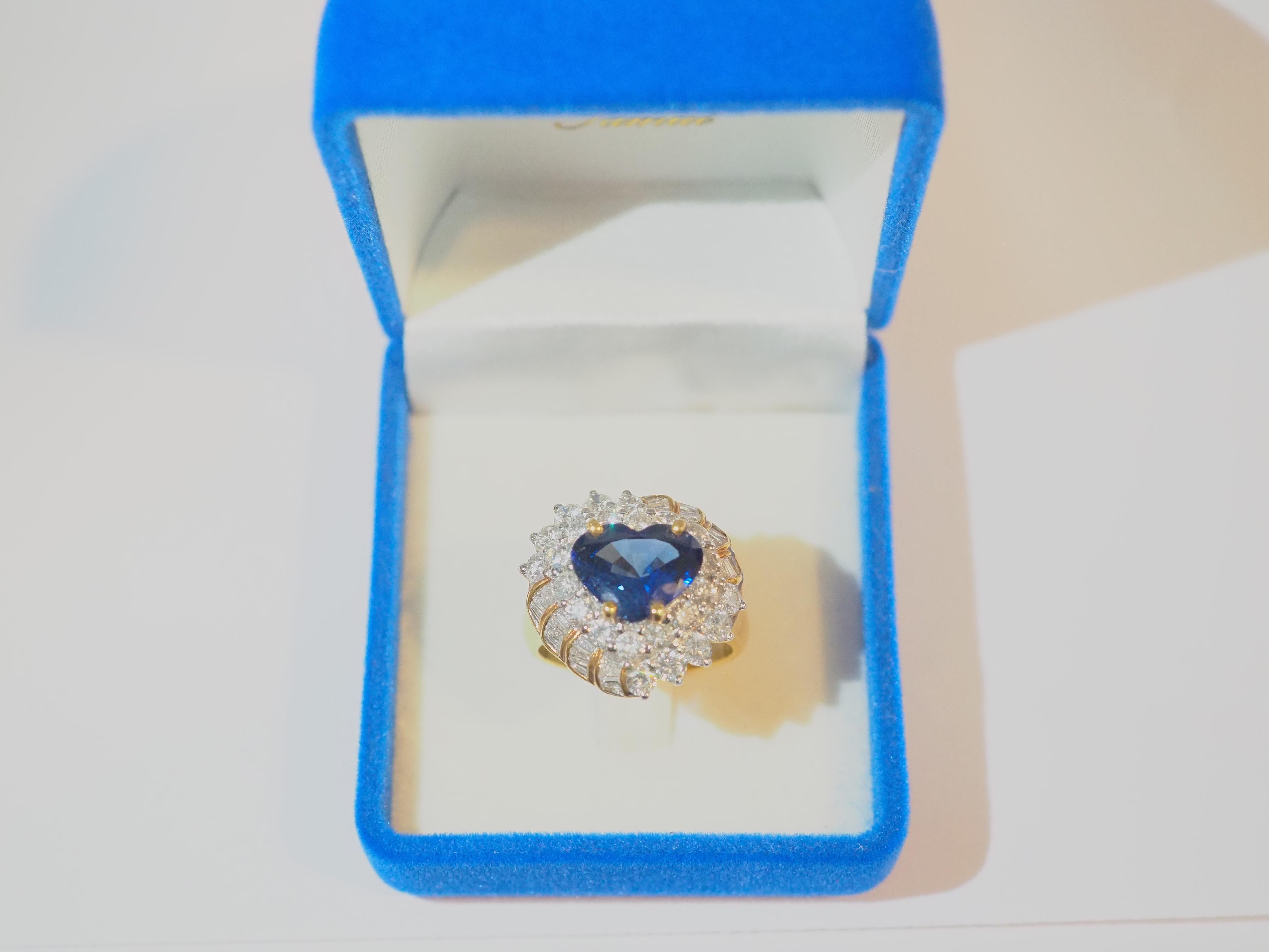 Bague cocktail en or 18 carats avec saphir bleu roi intense en forme de cœur de 3,57 carats et diamants de 2,00 carats en vente 1