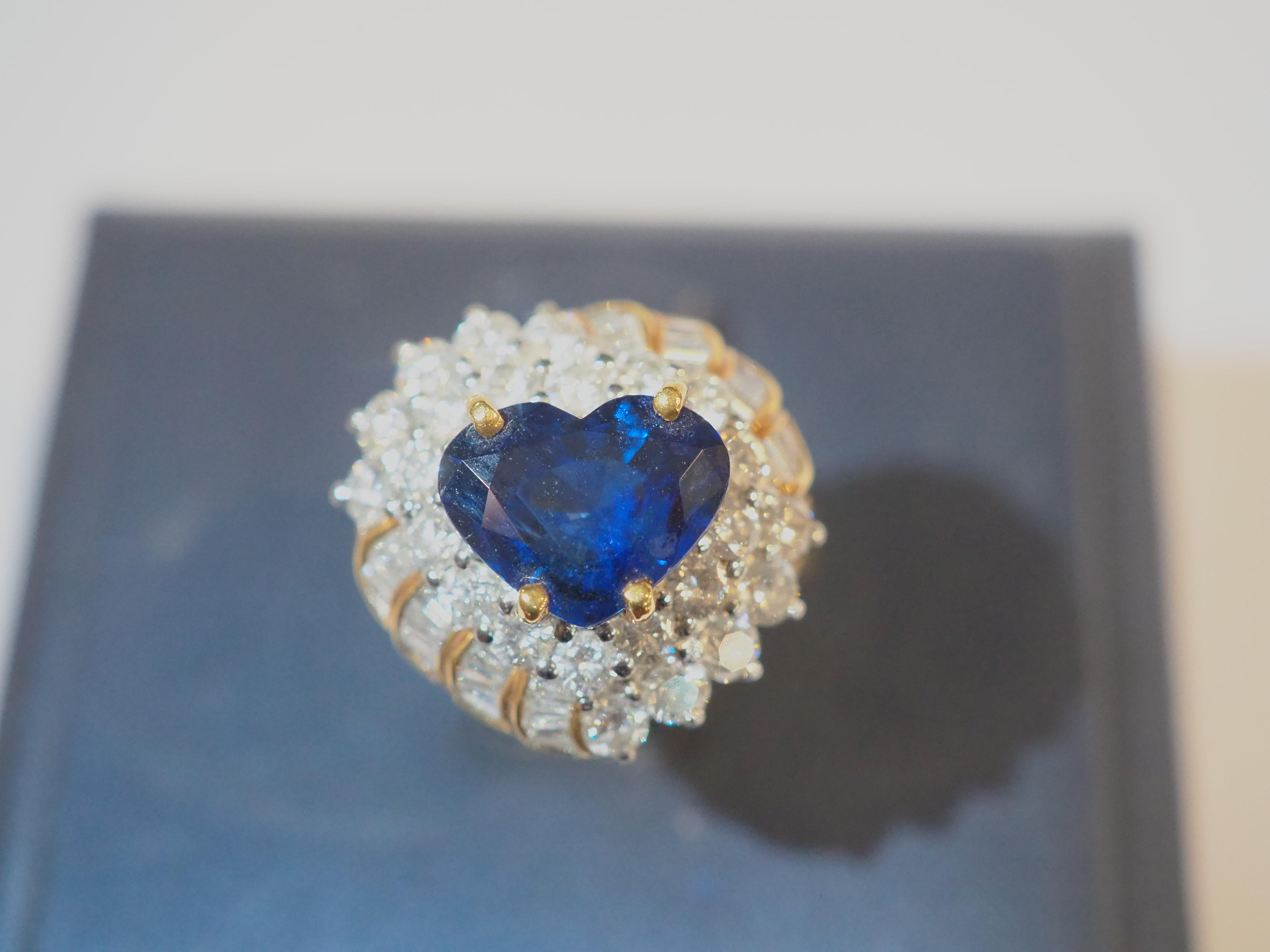 Bague cocktail en or 18 carats avec saphir bleu roi intense en forme de cœur de 3,57 carats et diamants de 2,00 carats en vente 2
