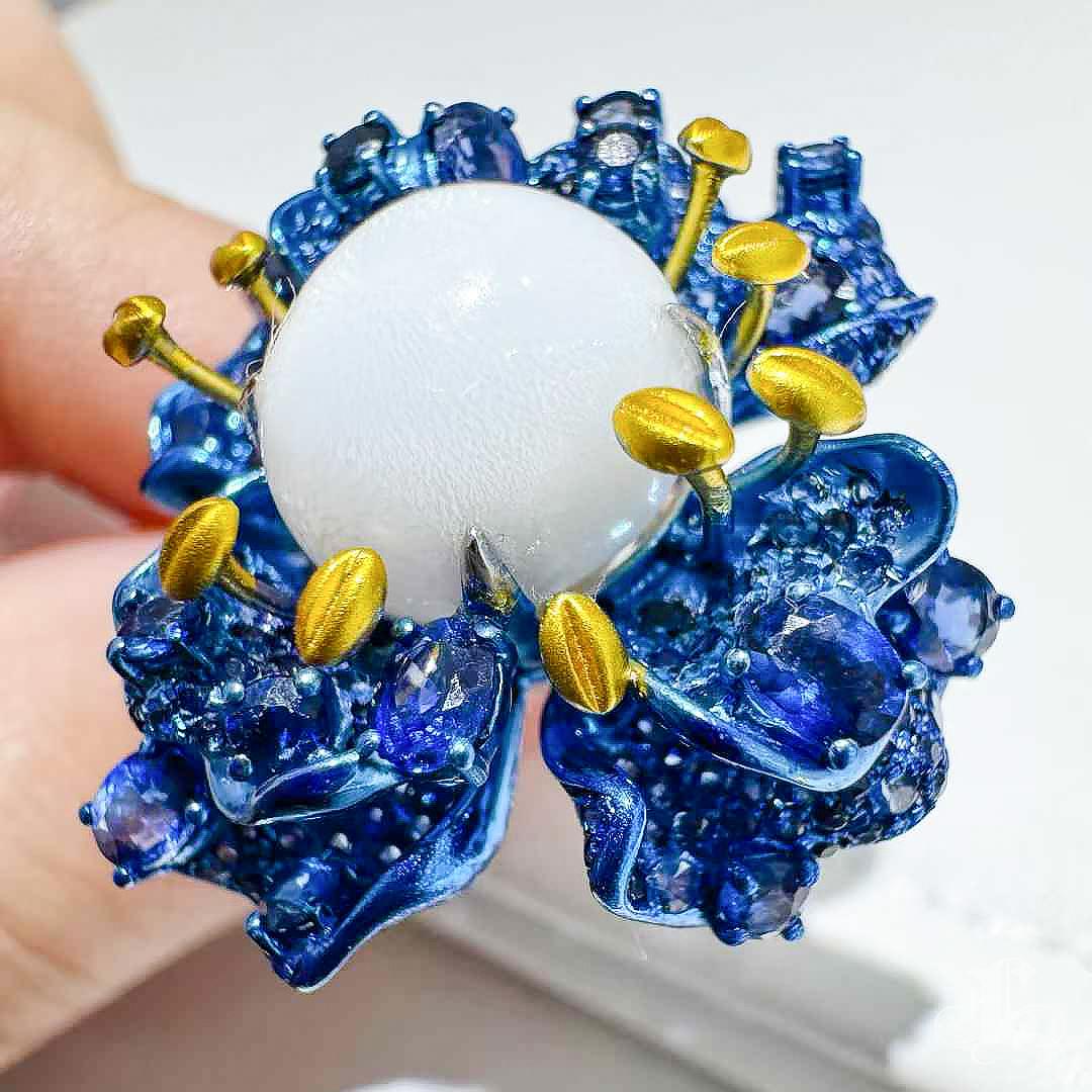 Convertible 3-in-1 Quahog Pearl Jewelry with 18K Gold 3.59ct Sapphire In New Condition In New York, NY