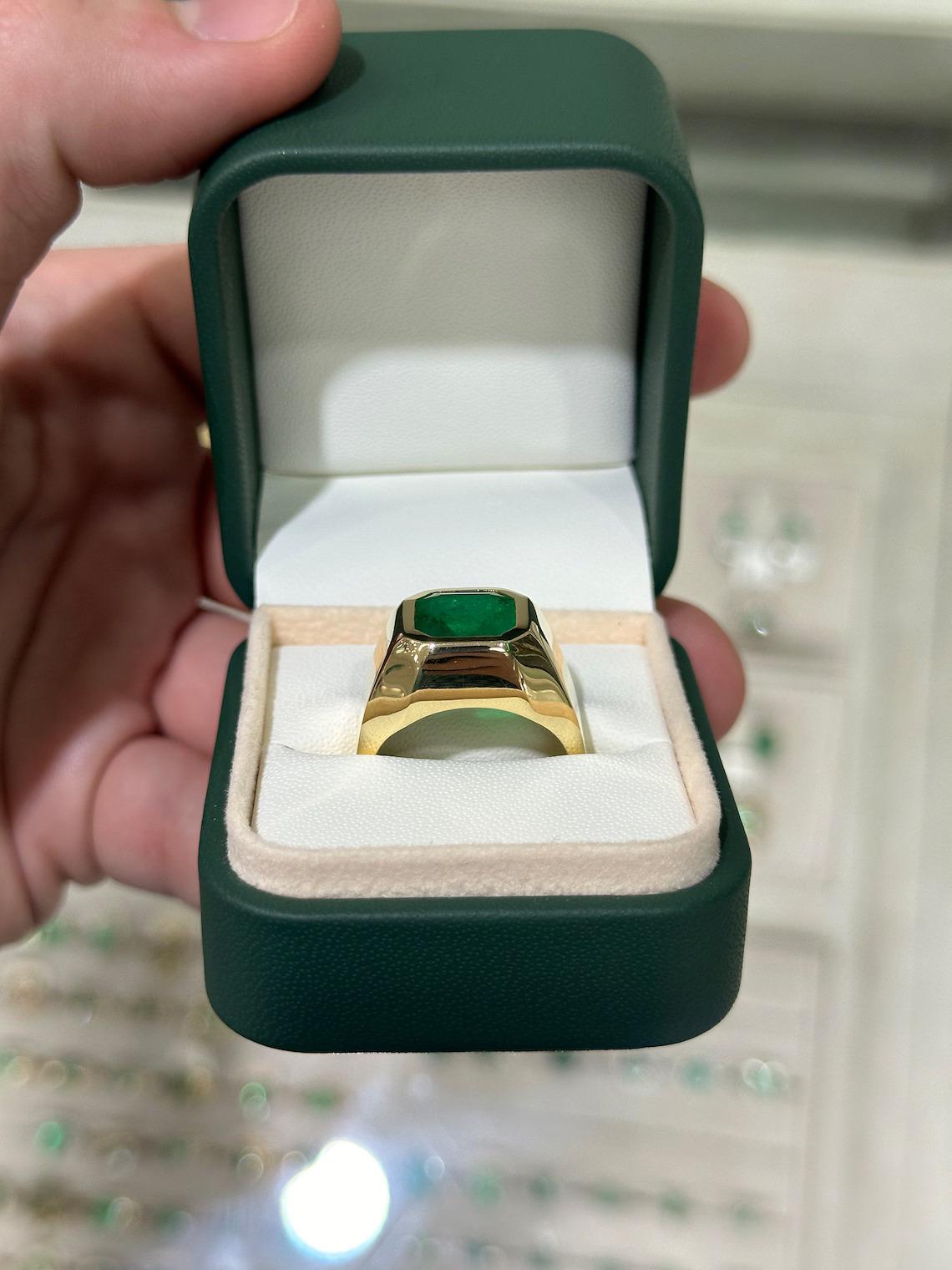 Art déco Solitaire en or 18 carats serti d'une émeraude de Colombie vert profond de 3,60 carats, taille Asscher en vente