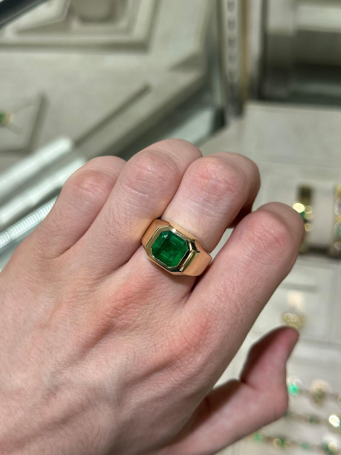 Solitaire en or 18 carats serti d'une émeraude de Colombie vert profond de 3,60 carats, taille Asscher Pour hommes en vente